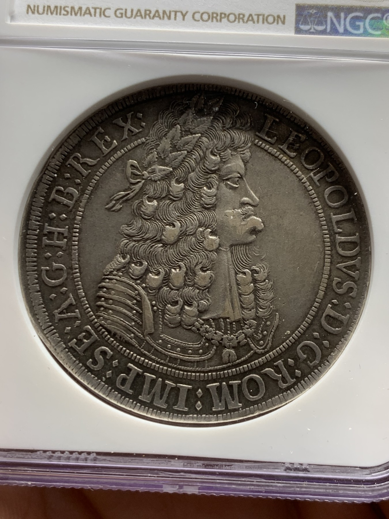 《竞宝斋》第249场-周日，周一 ，周二3场连拍 (全场包邮) 严评亚军分 NGC AU53 神圣罗马帝国1696/5骑字版 利奥波德一世大波浪 猪嘴 泰勒 银币 打制不错 状态非常好