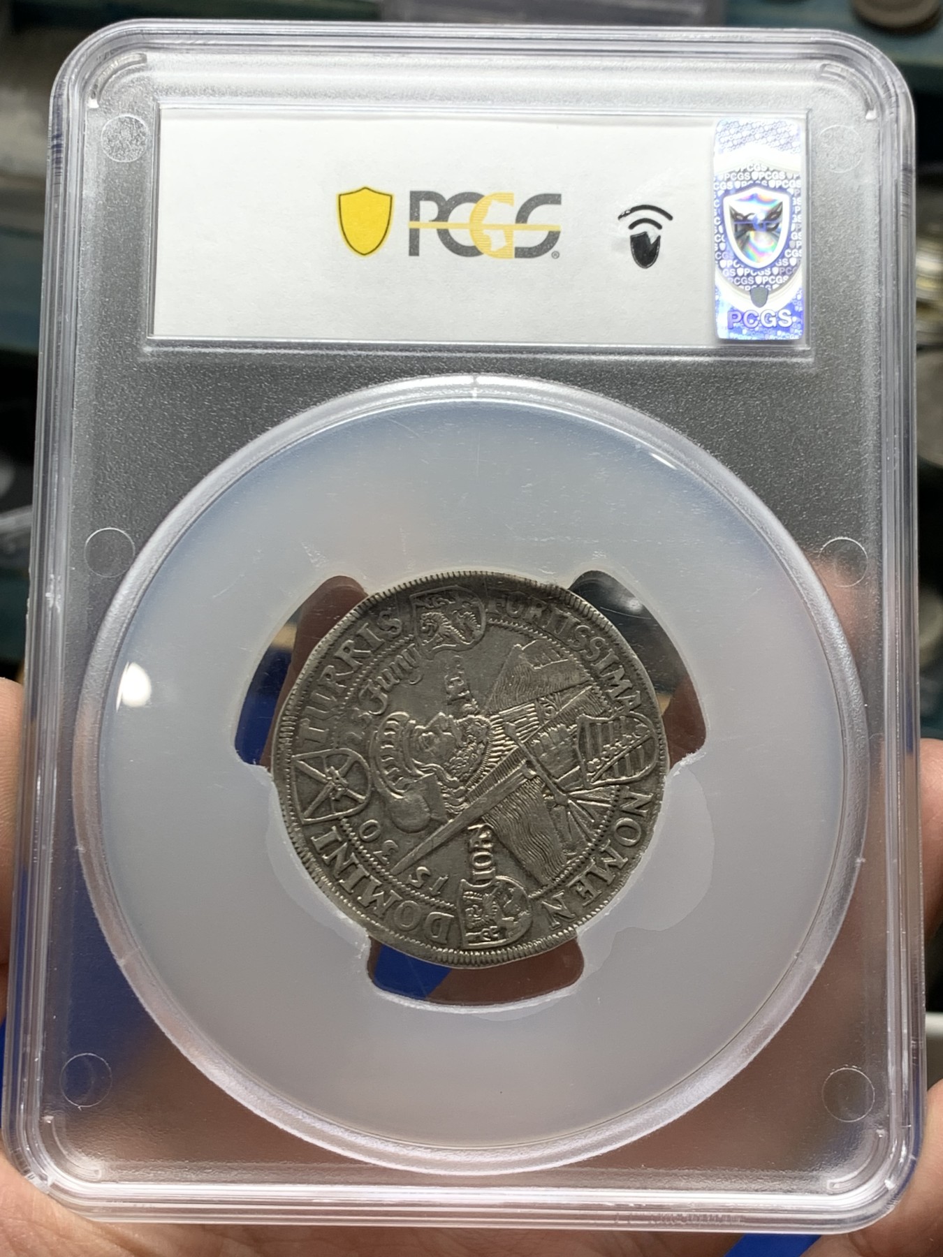 《竞宝斋》第249场-周日，周一 ，周二3场连拍 (全场包邮) PCGS  AU55 德国萨克森 1630年约翰·乔治泰勒，大盒子封装，图片中的丝痕是盒子表面痕迹，硬币完好，同分泰勒HA2014年拍卖已经超过1000美金，近年来泰勒涨势迅猛，这颗是不错的收藏了。