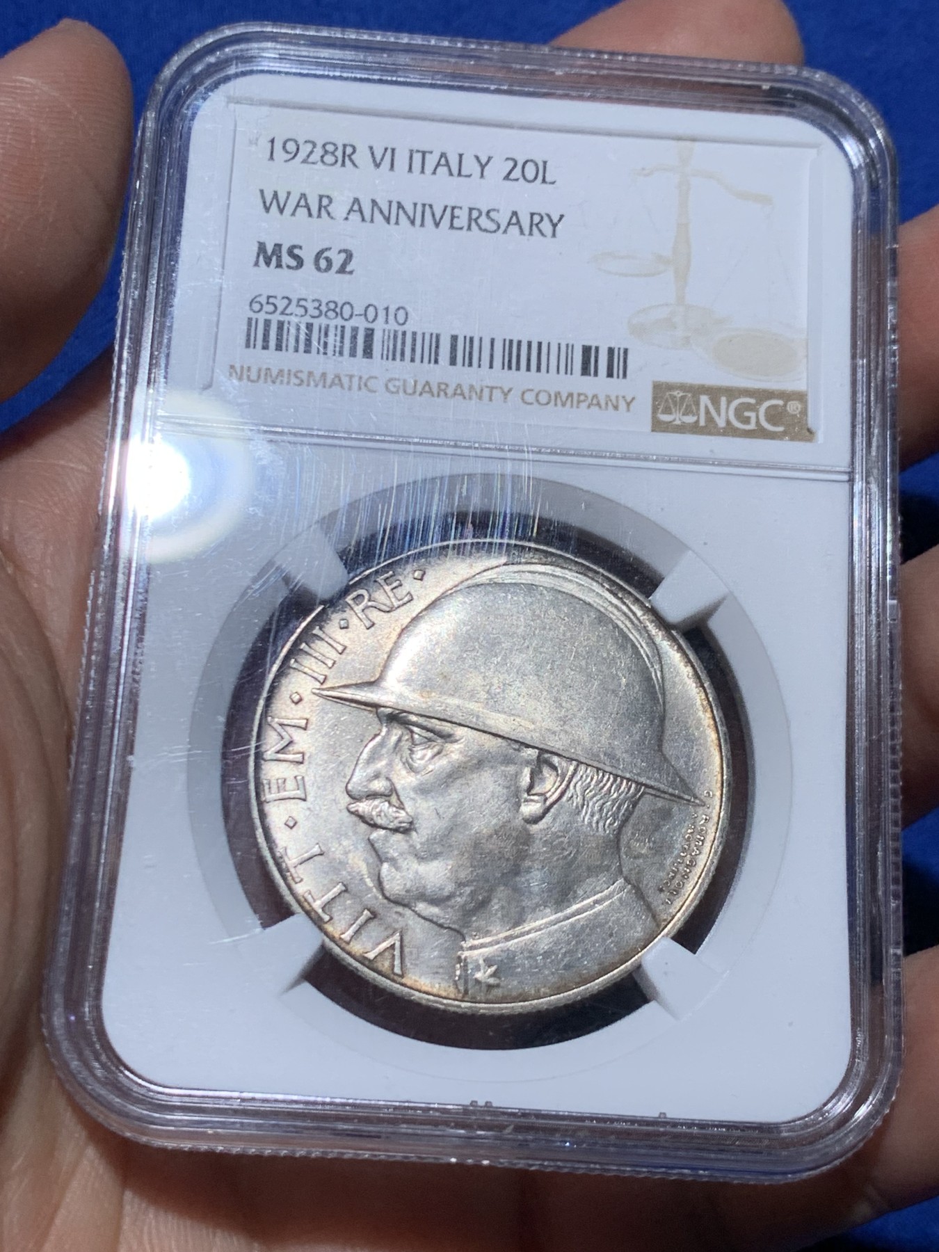 《竞宝斋》第249场-周日，周一 ，周二3场连拍 (全场包邮) NGC MS62 意大利1928年一战结束十周年纪念20里拉大银币 经典大钢盔 意系热门品种 原味包浆 难得的品相