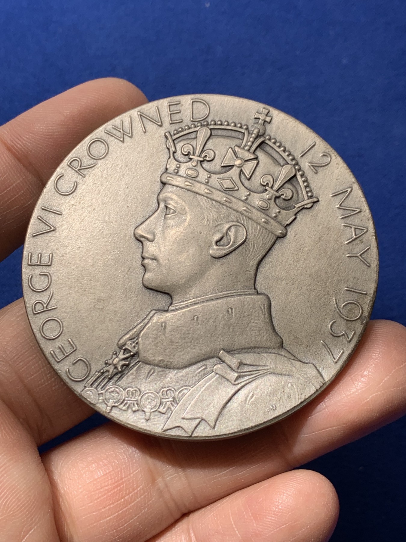 《竞宝斋》第249场-周日，周一 ，周二3场连拍 (全场包邮) 1937 英国乔治六世登基纪念银章，直径57.1mm，约83.6克