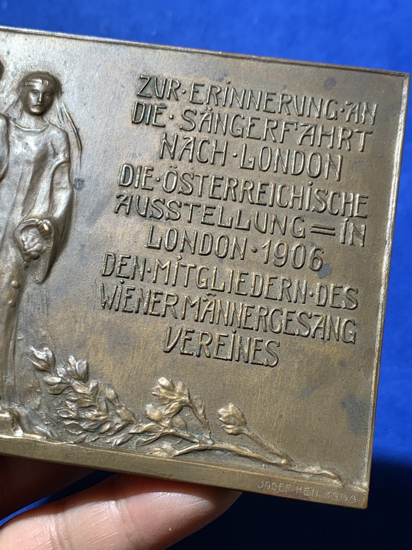 《竞宝斋》第249场-周日，周一 ，周二3场连拍 (全场包邮) 1906 维也纳歌唱协会25周年纪念矩形铜章，尺寸83*101mm，约265.4克