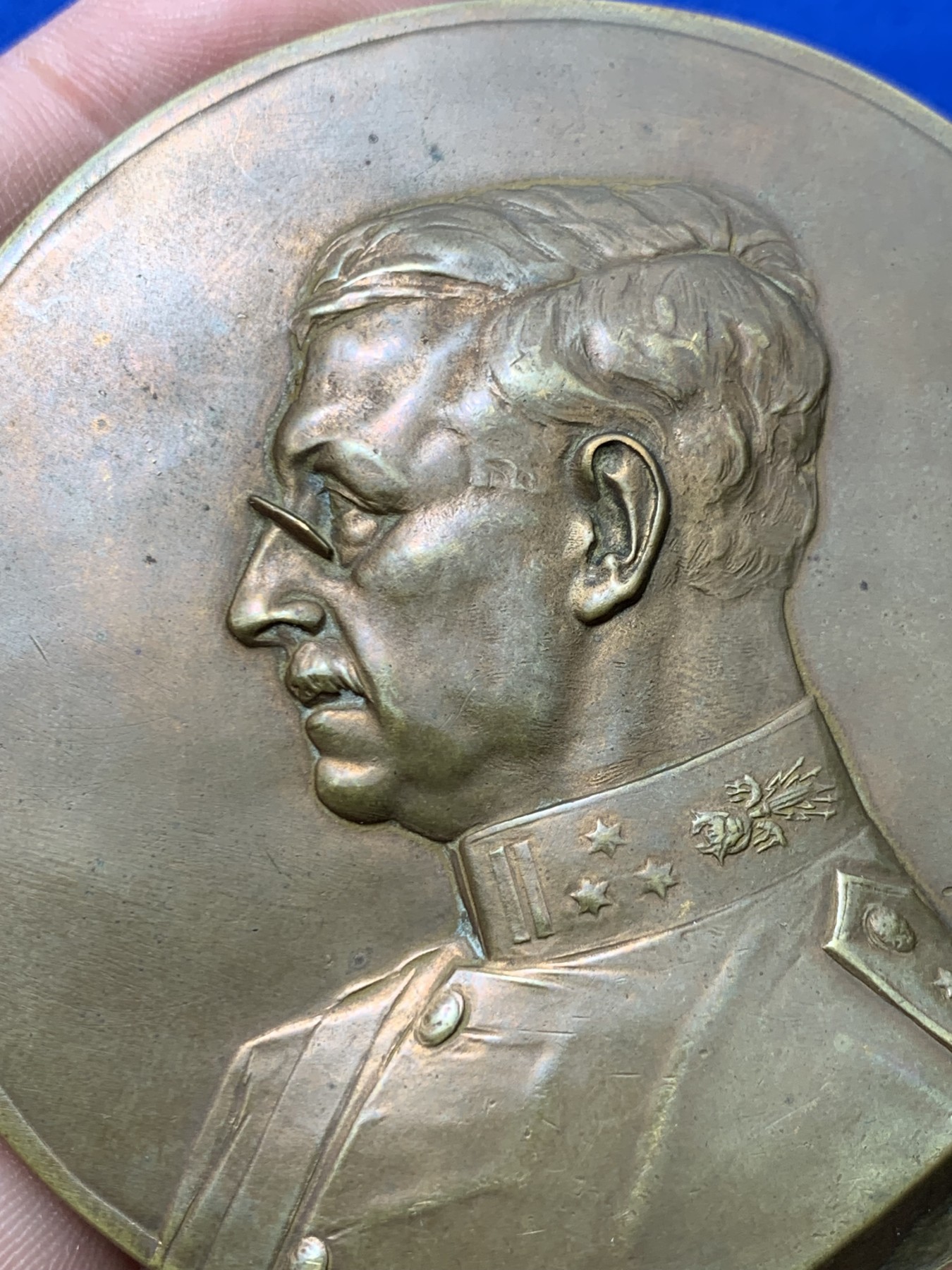 《竞宝斋》第249场-周日，周一 ，周二3场连拍 (全场包邮) 20世纪初一战时期比利时莫兰维尔将军铜章，直径70.5mm，约134.7克