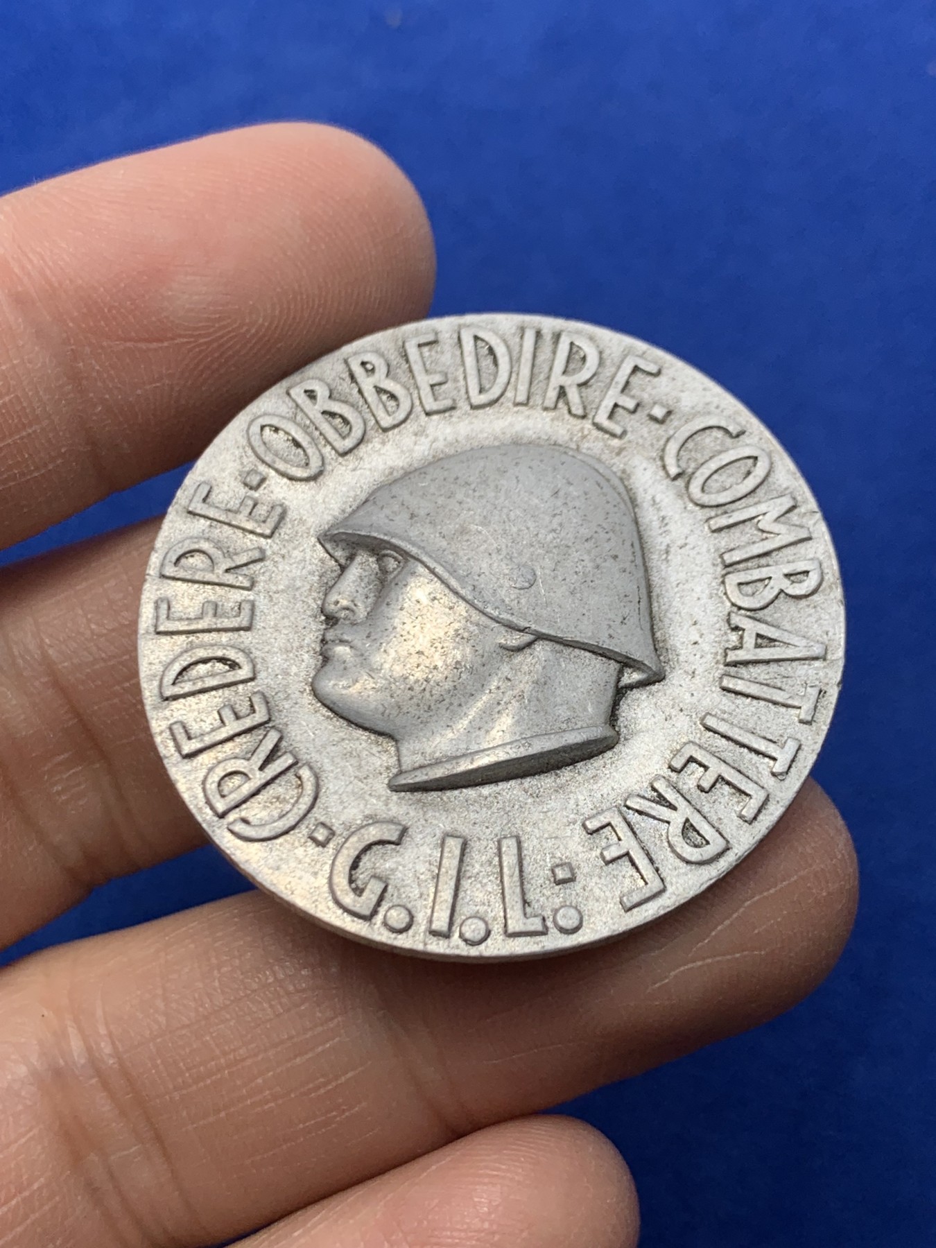 《竞宝斋》第249场-周日，周一 ，周二3场连拍 (全场包邮) 20世纪40年代意大利墨索里尼铝制胸针，直径38.3mm