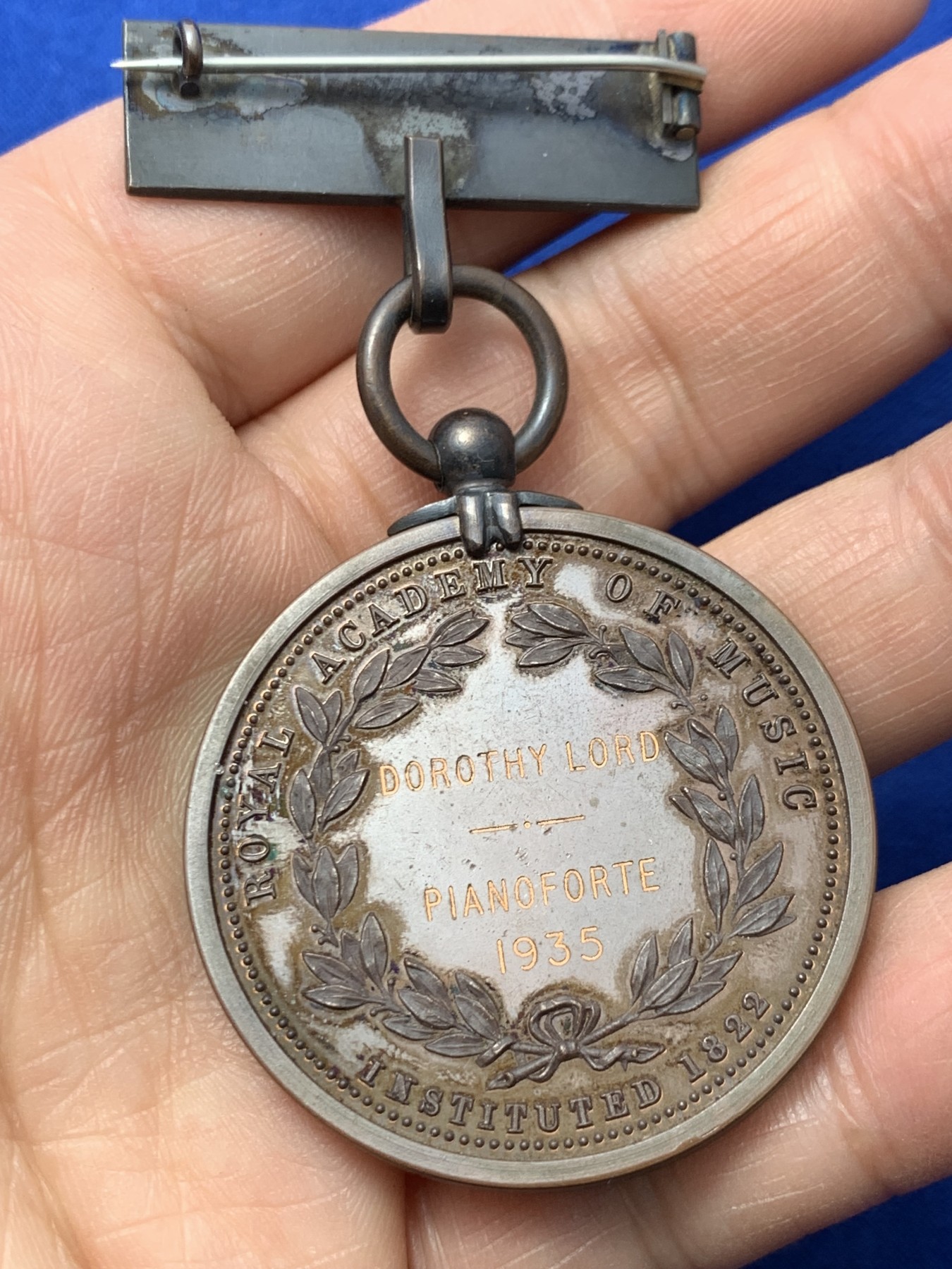 《竞宝斋》第249场-周日，周一 ，周二3场连拍 (全场包邮) 1935 英国皇家音乐学院铜章（原盒），直径40.6mm，约42克，带有横标的少见