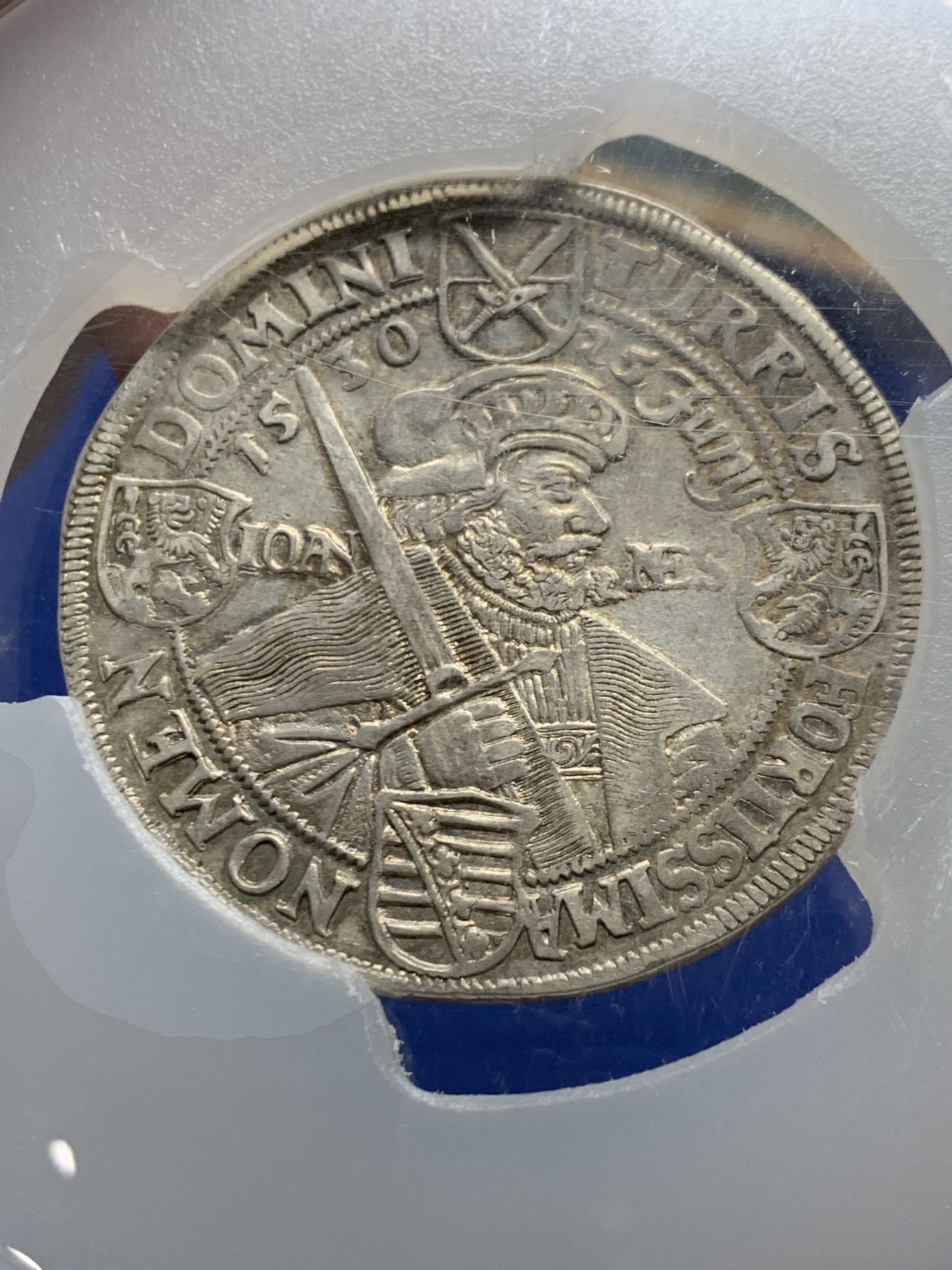 《竞宝斋》第249场-周日，周一 ，周二3场连拍 (全场包邮) PCGS  AU55 德国萨克森 1630年约翰·乔治泰勒，大盒子封装，图片中的丝痕是盒子表面痕迹，硬币完好，同分泰勒HA2014年拍卖已经超过1000美金，近年来泰勒涨势迅猛，这颗是不错的收藏了。