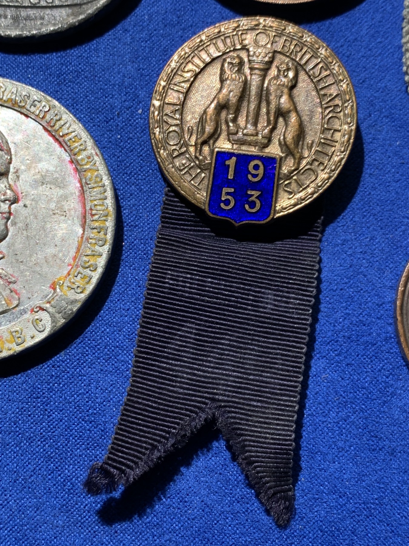 《竞宝斋》第249场-周日，周一 ，周二3场连拍 (全场包邮) 近现代欧洲章牌1#（5枚） 材质 年代 品种自辨 细节见图