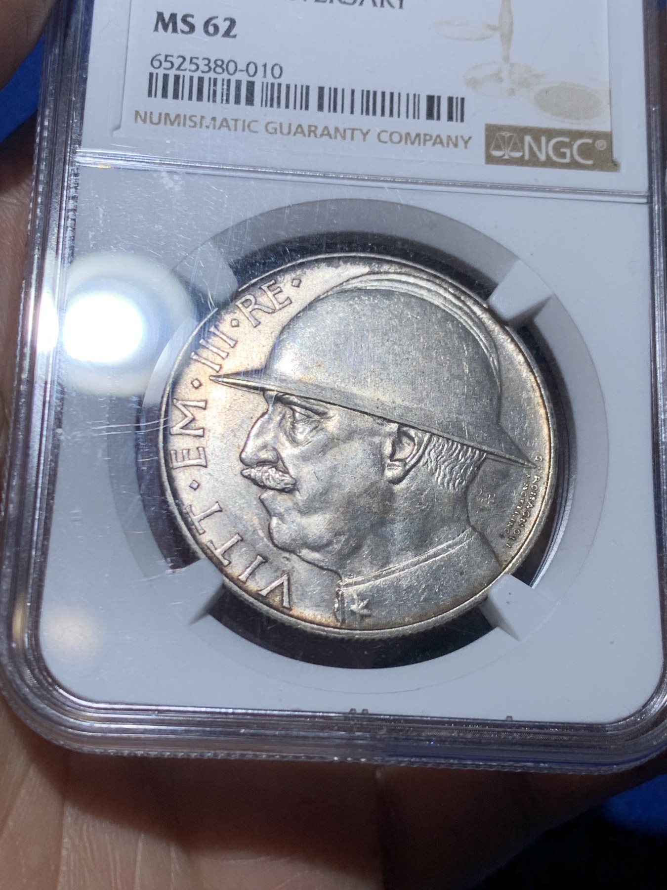 《竞宝斋》第249场-周日，周一 ，周二3场连拍 (全场包邮) NGC MS62 意大利1928年一战结束十周年纪念20里拉大银币 经典大钢盔 意系热门品种 原味包浆 难得的品相