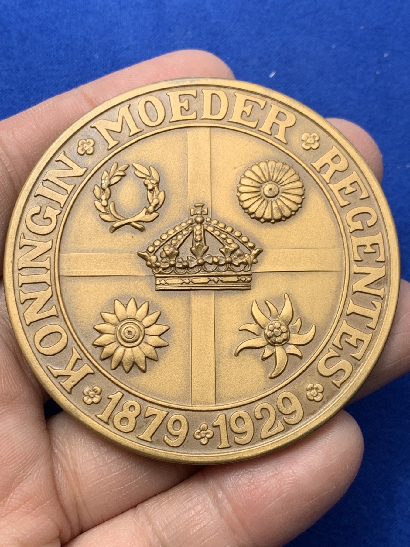 《竞宝斋》第249场-周日，周一 ，周二3场连拍 (全场包邮) 1929 荷兰女王50周年铜章，直径60.7mm，约93.1克