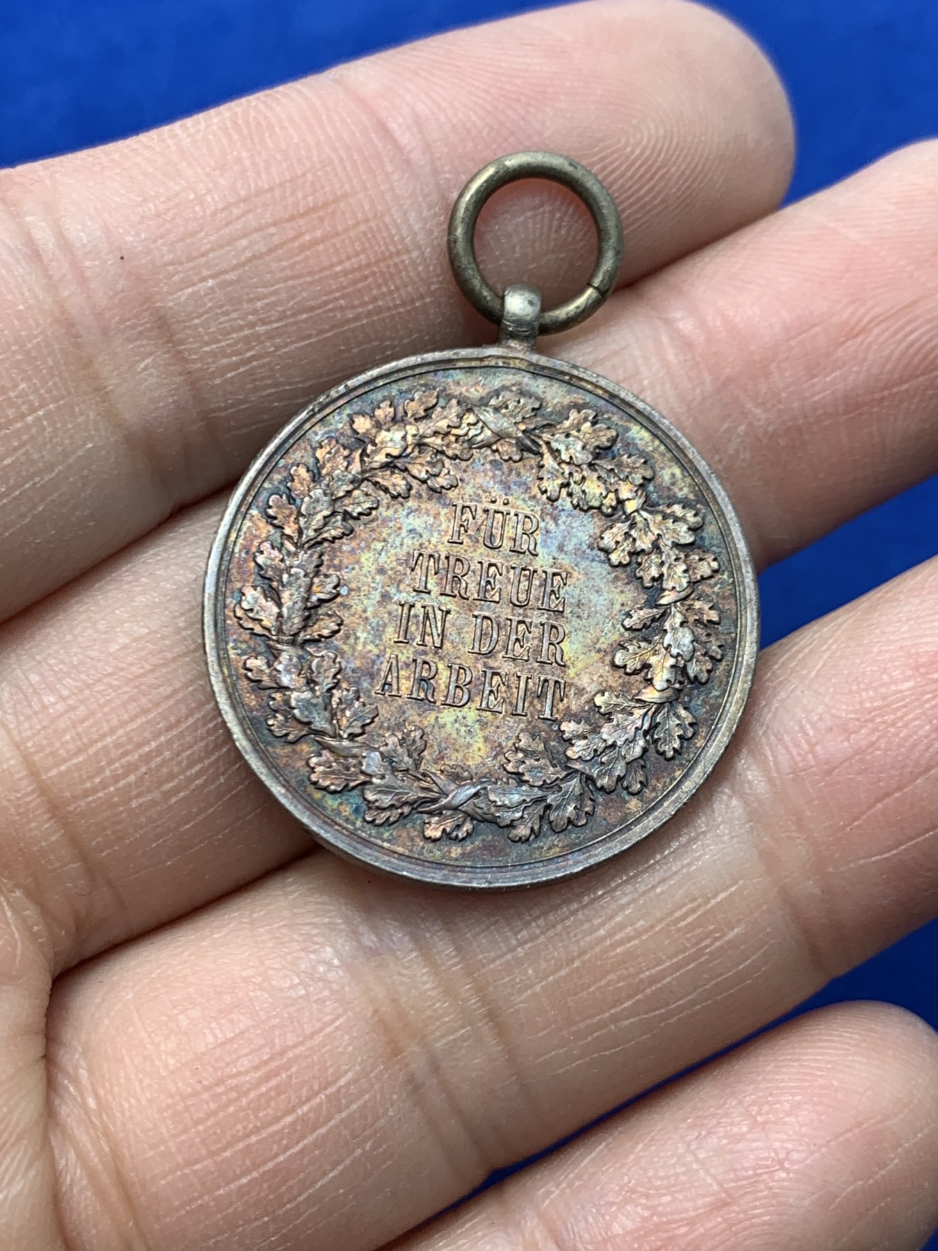 《竞宝斋》第249场-周日，周一 ，周二3场连拍 (全场包邮) 20世纪初德国萨克森忠诚银章（吊环），直径28mm，约12.2克，彩色包浆