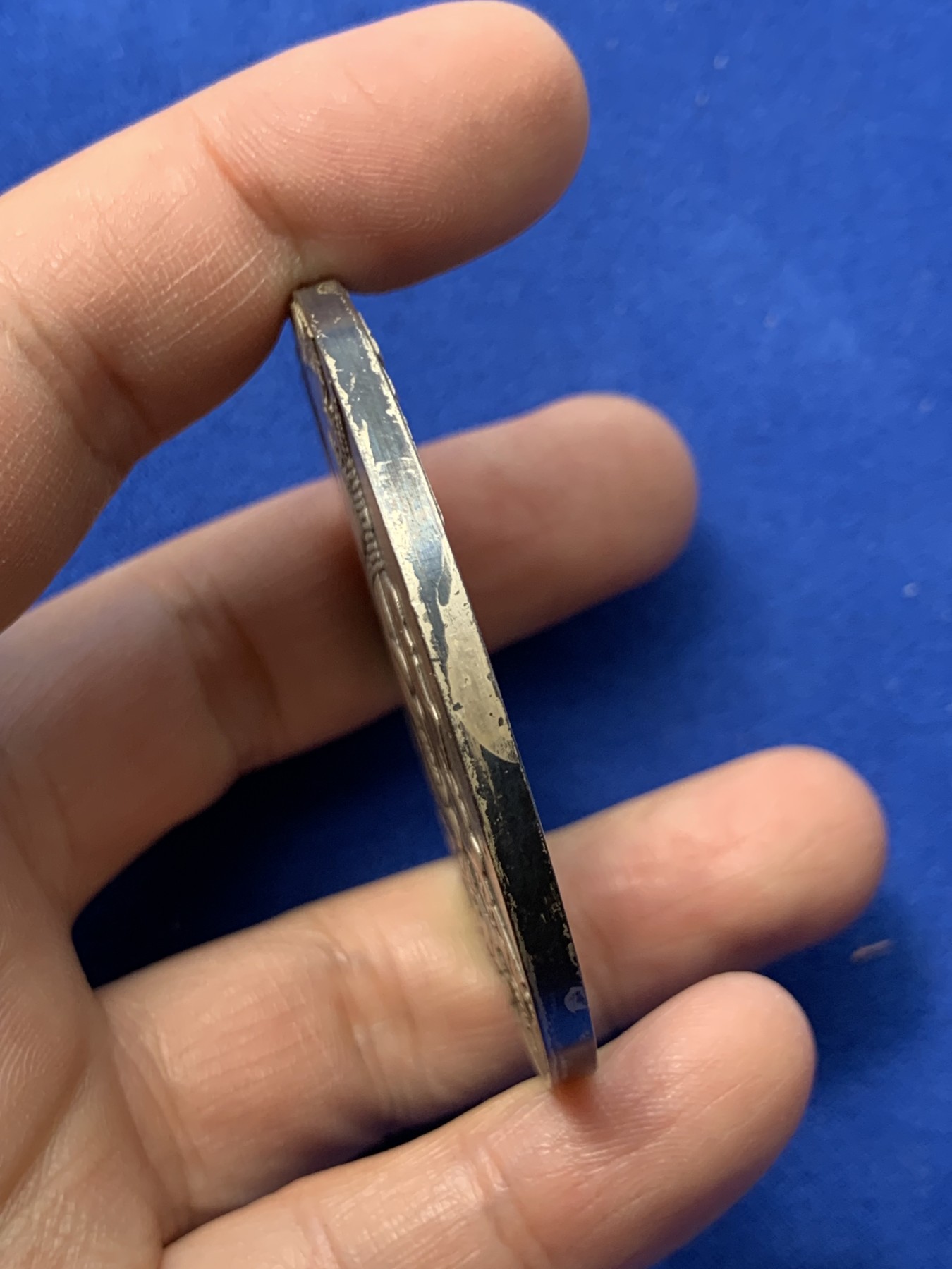 《竞宝斋》第249场-周日，周一 ，周二3场连拍 (全场包邮) 1935 英国乔治五世登基25周年大银章，直径57mm，约83.9克