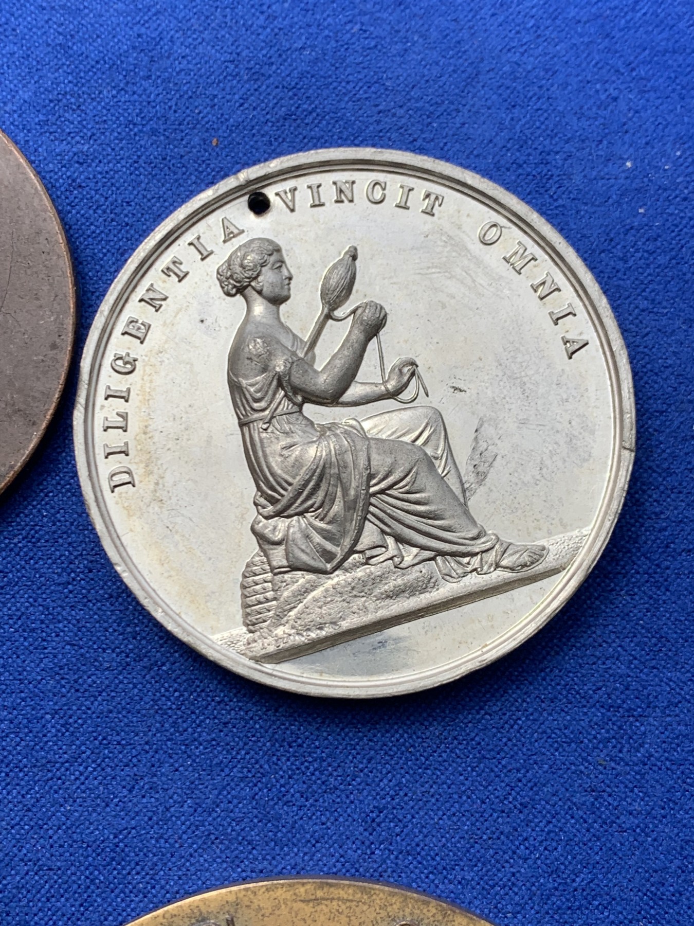 《竞宝斋》第249场-周日，周一 ，周二3场连拍 (全场包邮) 近现代欧洲章牌3#（5枚） 材质 年代 品种自辨 细节见图