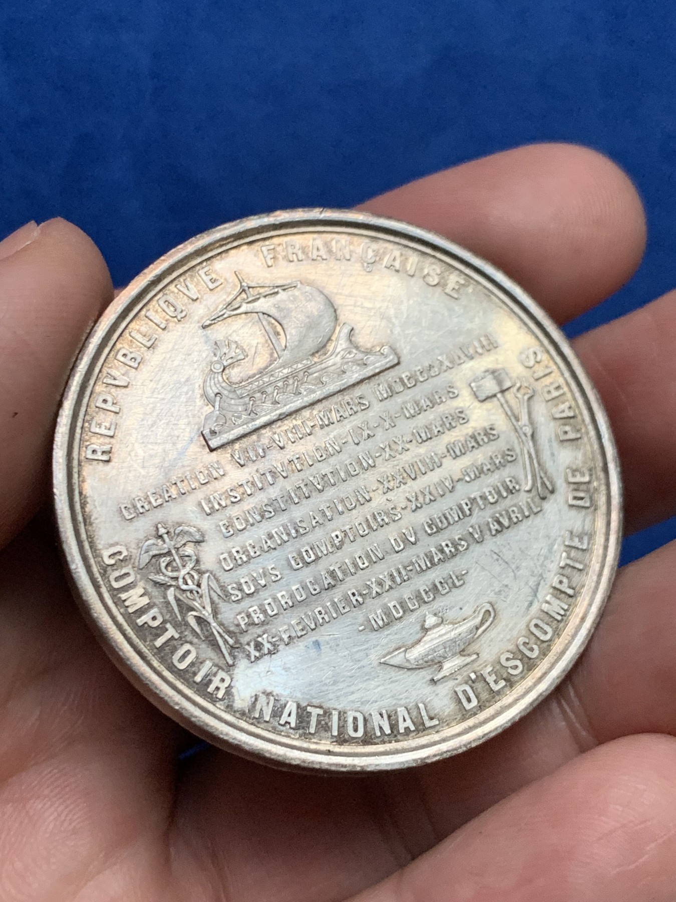 《竞宝斋》第249场-周日，周一 ，周二3场连拍 (全场包邮) 1850 法国巴黎商会银章，直径45.3mm，约45.2克，蜜蜂边铭，有银标