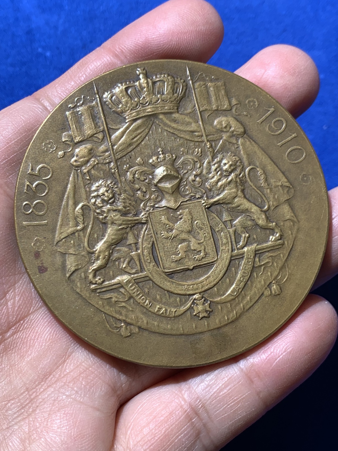 《竞宝斋》第249场-周日，周一 ，周二3场连拍 (全场包邮) 1910 比利时三代国王盾徽铜章，直径65.2mm，约105.3克