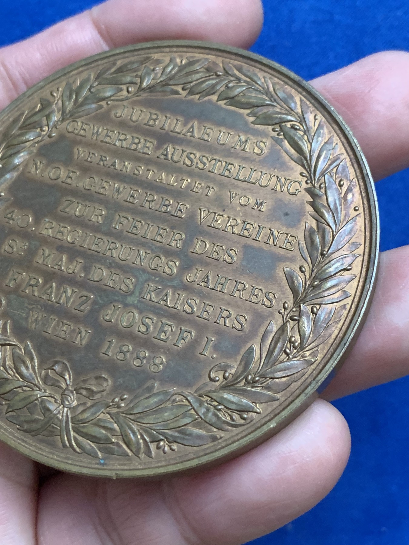 《竞宝斋》第249场-周日，周一 ，周二3场连拍 (全场包邮) 1888 奥地利弗朗茨皇帝登基40周年纪念铜章，直径64.2mm，约81.4克