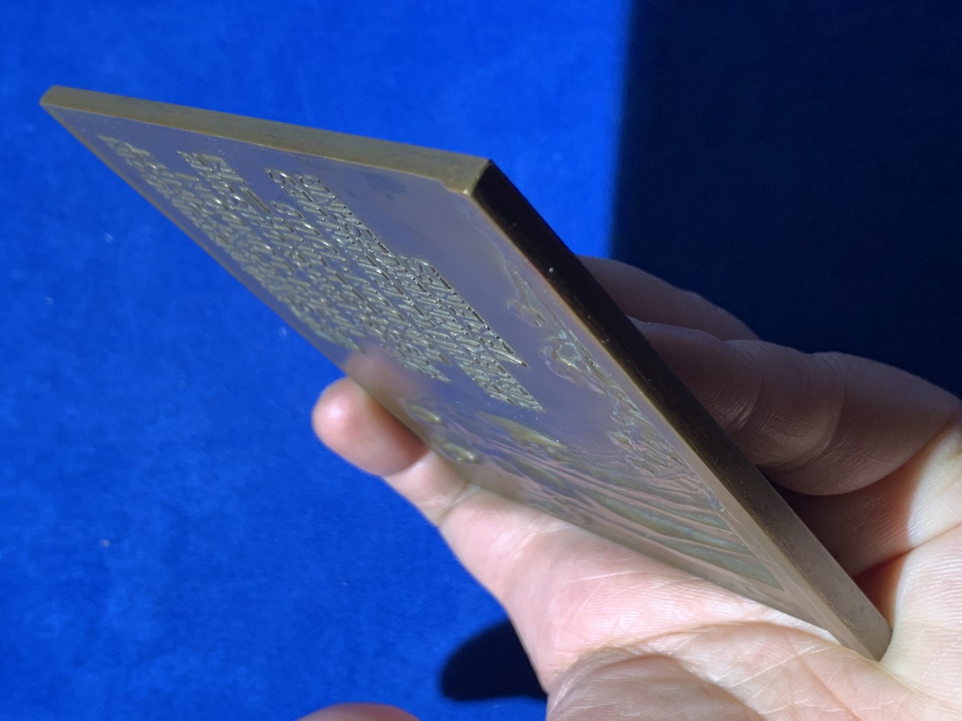 《竞宝斋》第249场-周日，周一 ，周二3场连拍 (全场包邮) 1906 维也纳歌唱协会25周年纪念矩形铜章，尺寸83*101mm，约265.4克