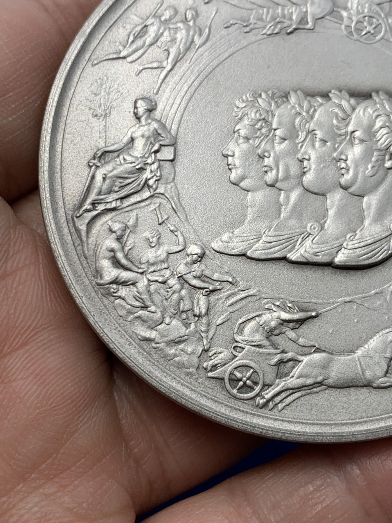 《竞宝斋》第249场-周日，周一 ，周二3场连拍 (全场包邮) 1972 英国滑铁卢战役150周年纪念银章（原盒），直径63.8mm，约124.2克