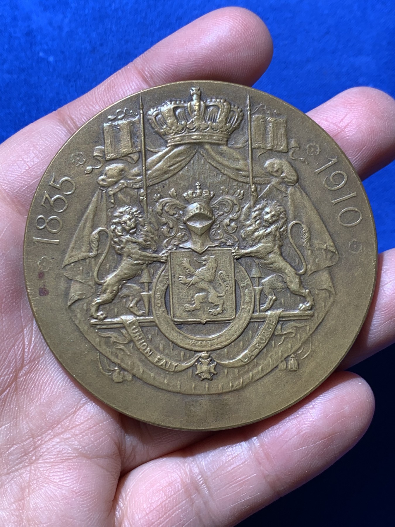 《竞宝斋》第249场-周日，周一 ，周二3场连拍 (全场包邮) 1910 比利时三代国王盾徽铜章，直径65.2mm，约105.3克