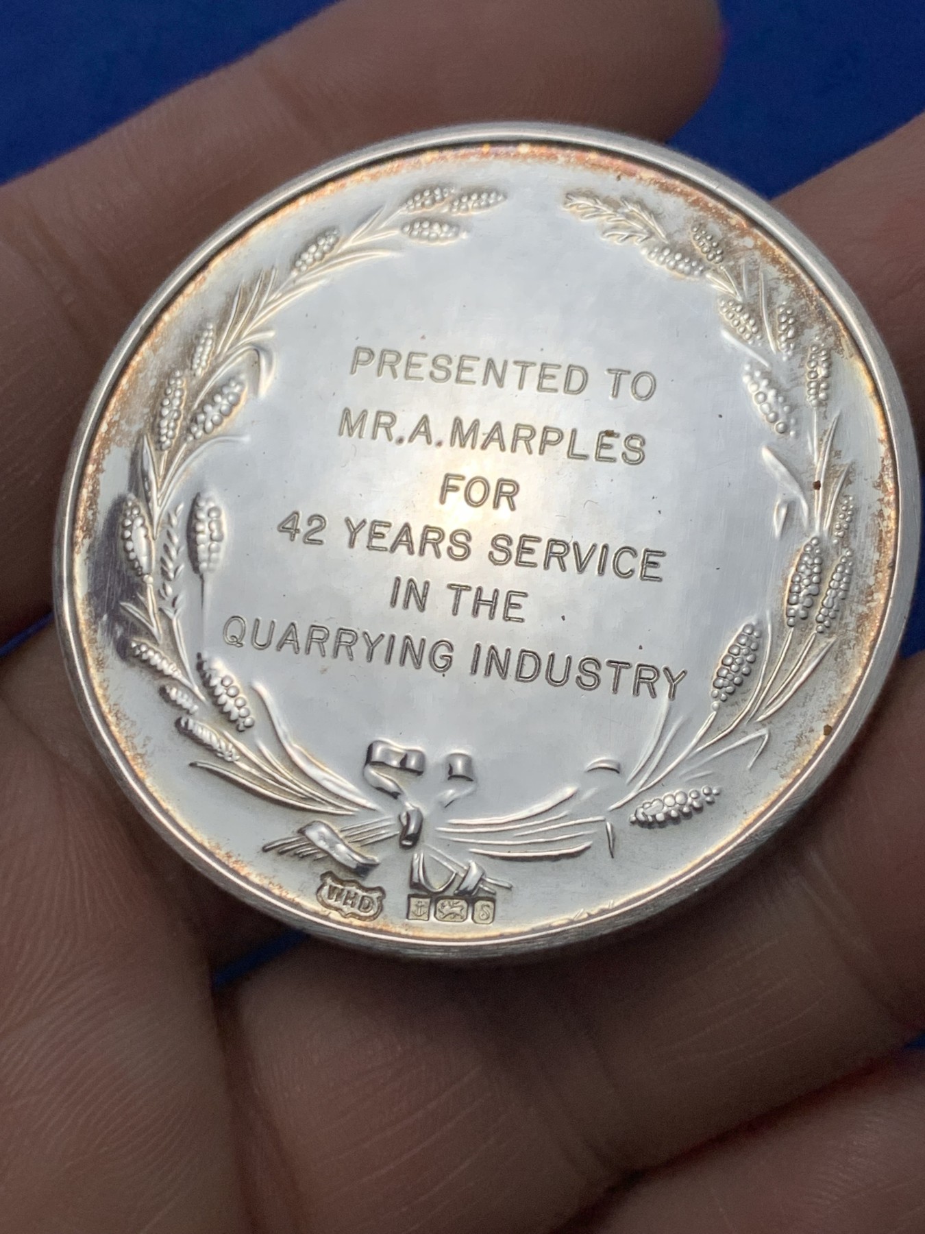 《竞宝斋》第249场-周日，周一 ，周二3场连拍 (全场包邮) 20世纪英国采矿协会银章（原盒），直径45.7mm，约49.5克