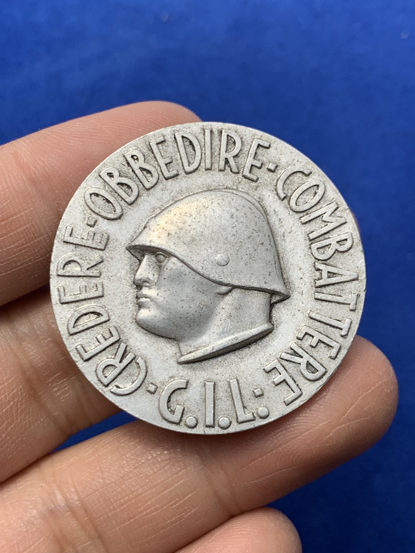 《竞宝斋》第249场-周日，周一 ，周二3场连拍 (全场包邮) 20世纪40年代意大利墨索里尼铝制胸针，直径38.3mm