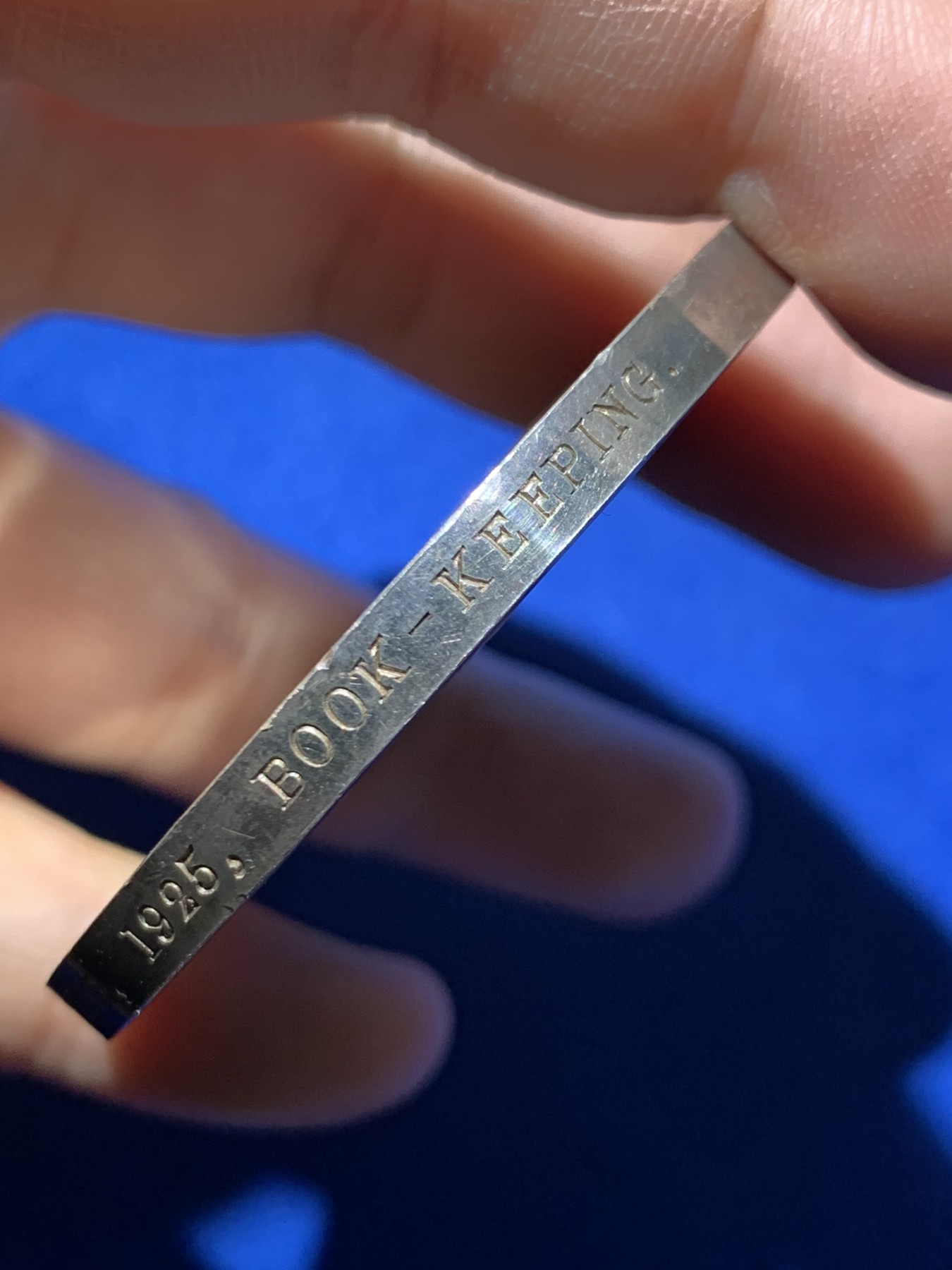 《竞宝斋》第249场-周日，周一 ，周二3场连拍 (全场包邮) 1925 英国皇家艺术学会银章（原盒），直径55.7mm，约90.6克