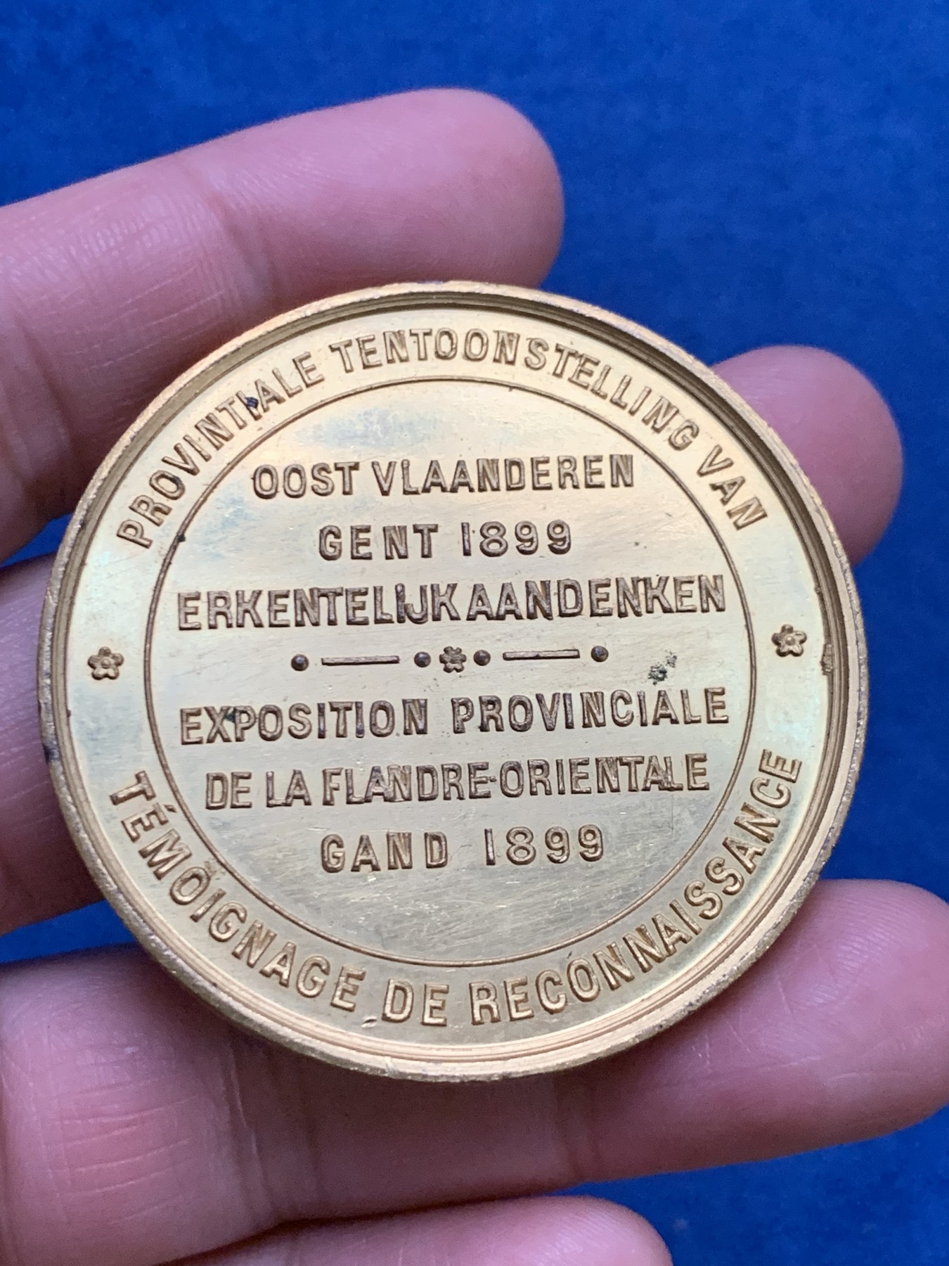 《竞宝斋》第249场-周日，周一 ，周二3场连拍 (全场包邮) 1899 比利时东弗兰德斯镀金铜章，直径50.7mm，约41.5克，品相不错，图案漂亮