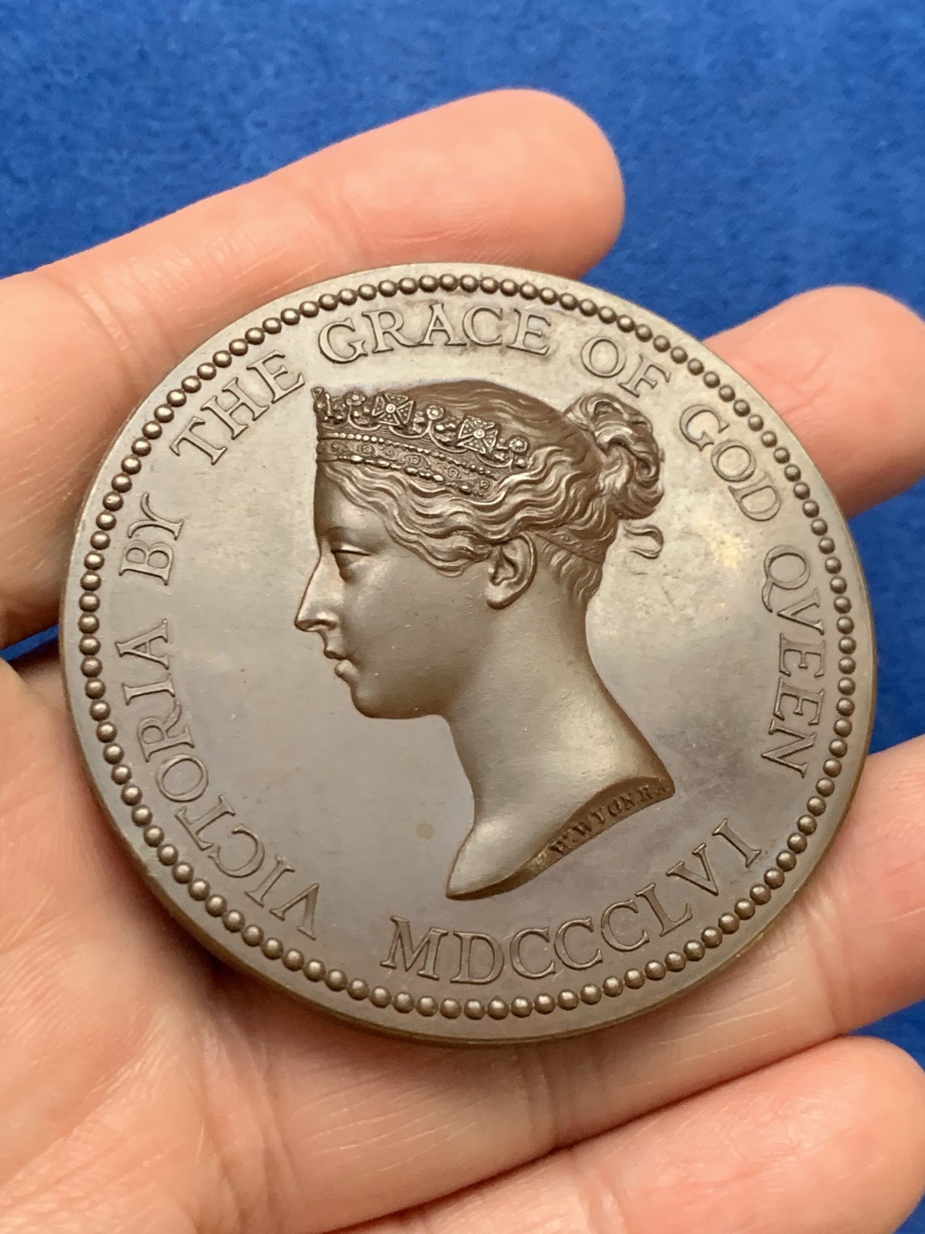 《竞宝斋》第249场-周日，周一 ，周二3场连拍 (全场包邮) 1857 英国艺术部维多利亚铜章（原盒），直径54.3mm，约76.5克