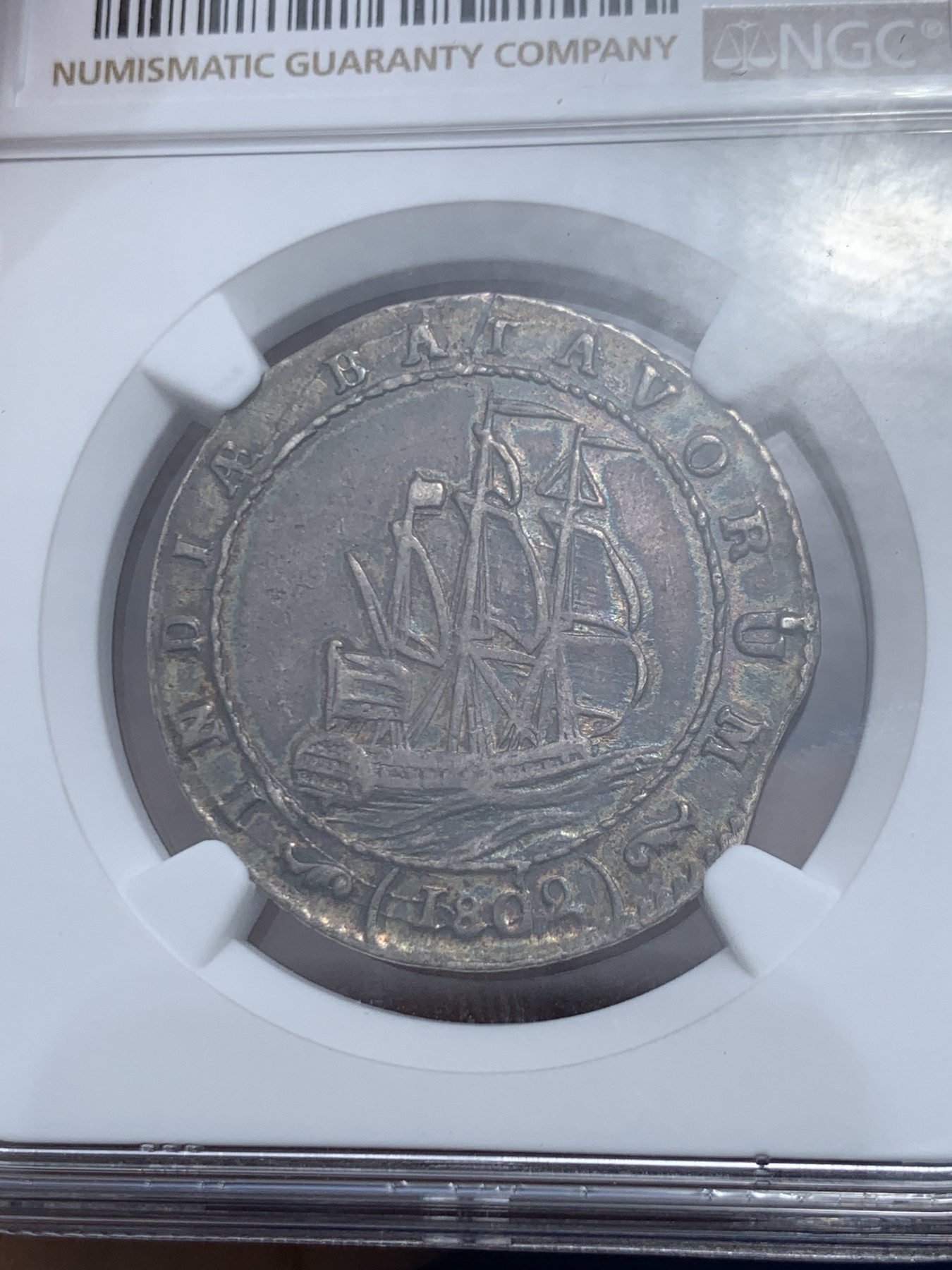 《竞宝斋》第249场-周日，周一 ，周二3场连拍 (全场包邮) NGC AU50 荷属巴达维亚1802年帆船1盾银币 五彩包浆 稀少名誉品