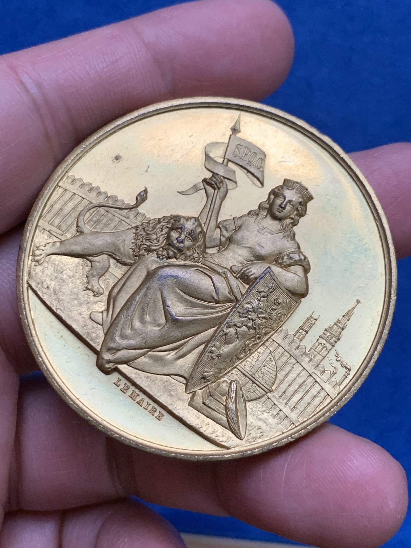 《竞宝斋》第249场-周日，周一 ，周二3场连拍 (全场包邮) 1899 比利时东弗兰德斯镀金铜章，直径50.7mm，约41.5克，品相不错，图案漂亮