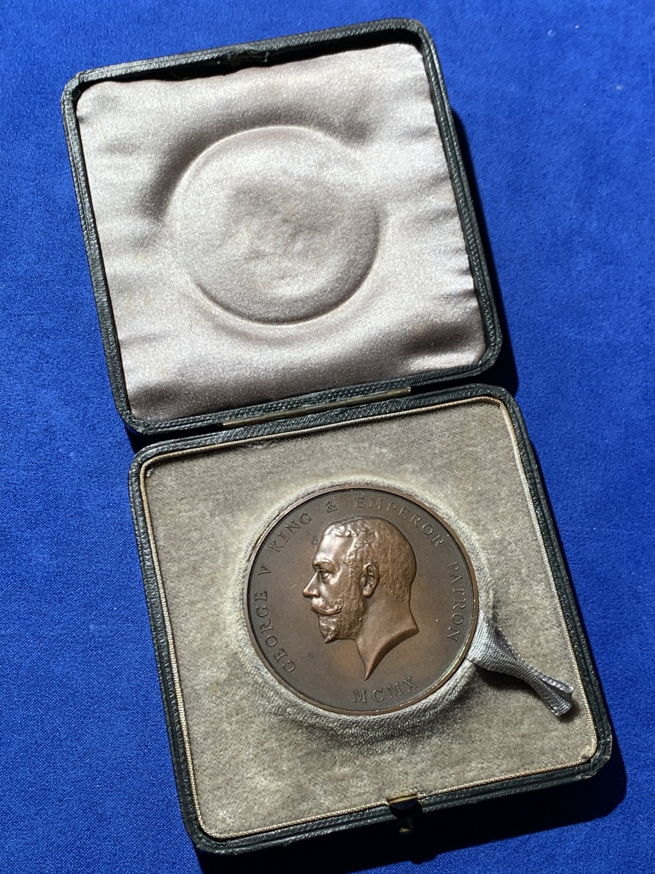 《竞宝斋》第249场-周日，周一 ，周二3场连拍 (全场包邮) 1926 英国皇家艺术学会铜章（原盒），直径55.7mm，约78.5克