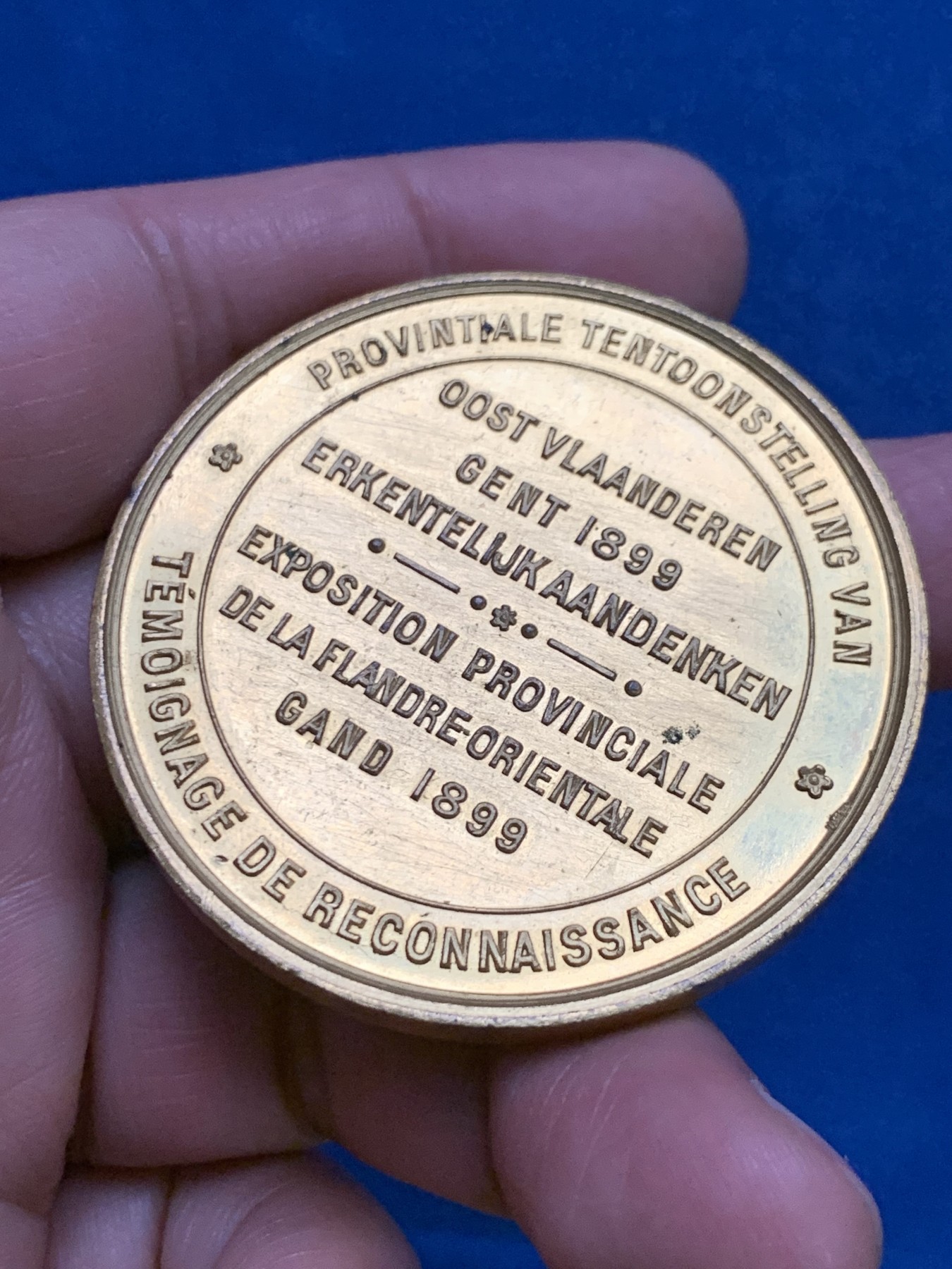 《竞宝斋》第249场-周日，周一 ，周二3场连拍 (全场包邮) 1899 比利时东弗兰德斯镀金铜章，直径50.7mm，约41.5克，品相不错，图案漂亮