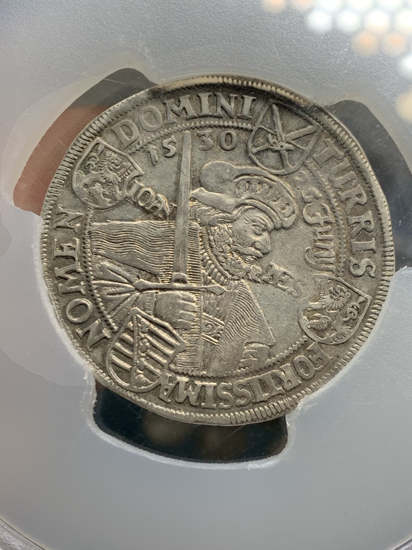 《竞宝斋》第249场-周日，周一 ，周二3场连拍 (全场包邮) PCGS  AU55 德国萨克森 1630年约翰·乔治泰勒，大盒子封装，图片中的丝痕是盒子表面痕迹，硬币完好，同分泰勒HA2014年拍卖已经超过1000美金，近年来泰勒涨势迅猛，这颗是不错的收藏了。