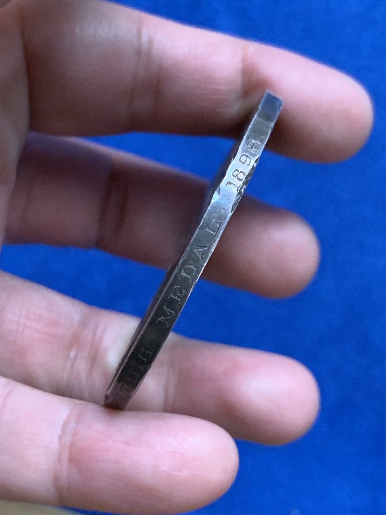 《竞宝斋》第249场-周日，周一 ，周二3场连拍 (全场包邮) 1897 英国维多利亚登基60周年银章，直径55.7mm，约84.9克，边缘有磕碰以及刻字