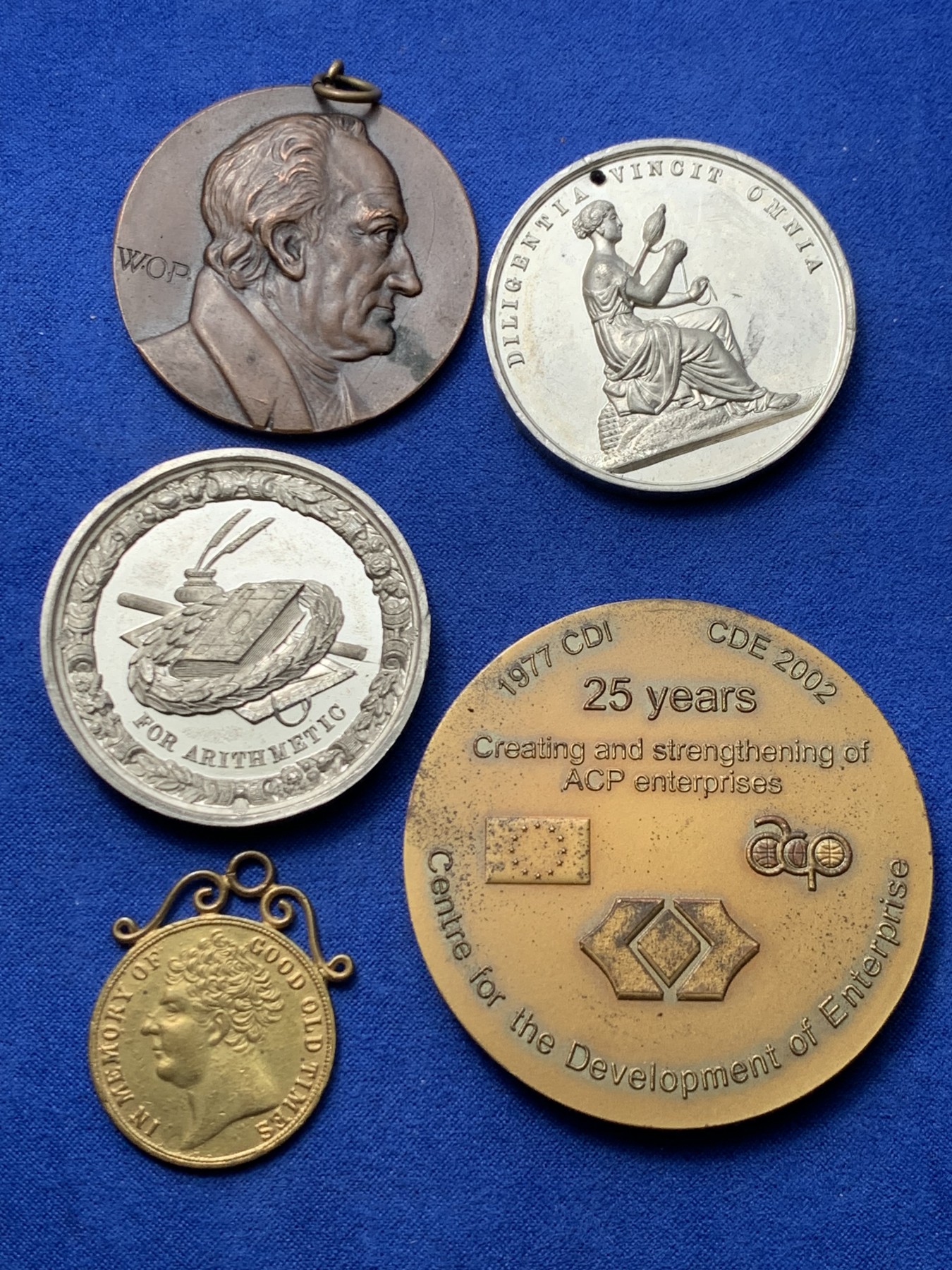 《竞宝斋》第249场-周日，周一 ，周二3场连拍 (全场包邮) 近现代欧洲章牌3#（5枚） 材质 年代 品种自辨 细节见图