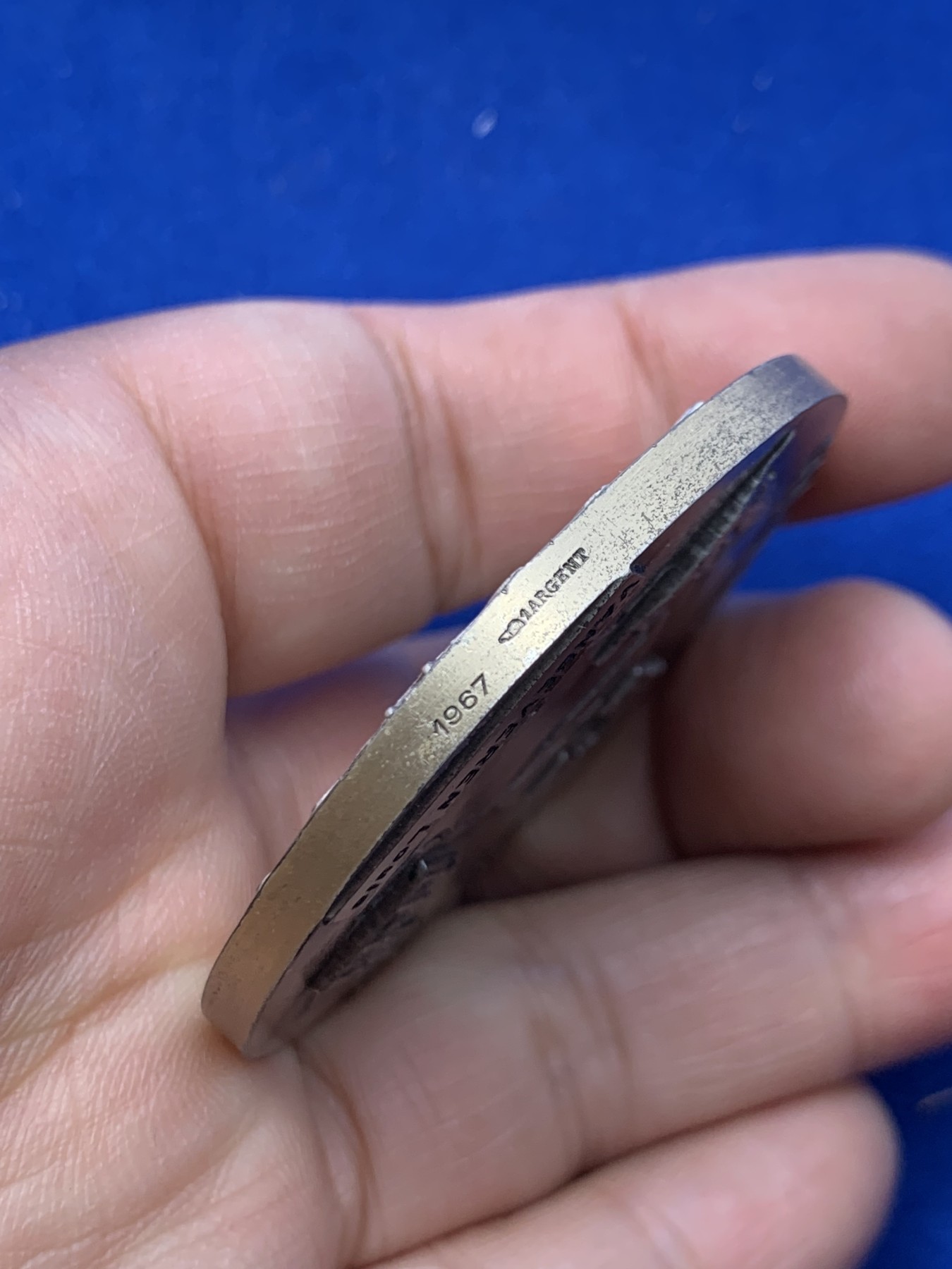 《竞宝斋》第249场-周日，周一 ，周二3场连拍 (全场包邮) 1967 法国塞纳河景观银章，直径50.1mm，约78.5克，边铭有银标