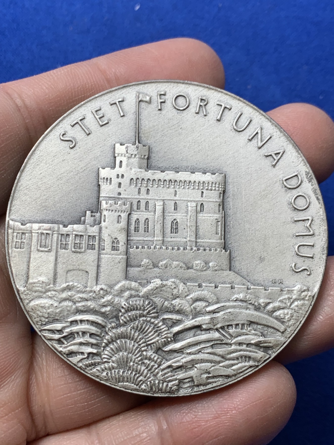 《竞宝斋》第249场-周日，周一 ，周二3场连拍 (全场包邮) 1935 英国乔治五世登基25周年大银章，直径57mm，约83.9克