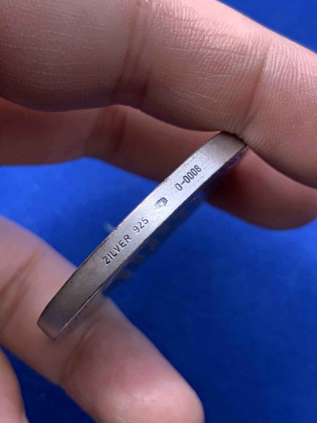 《竞宝斋》第249场-周日，周一 ，周二3场连拍 (全场包邮) 1978 荷兰安娜女王登基30周年纪念银章，直径45mm，约61.9克，边铭有银标，非常厚重，有证书