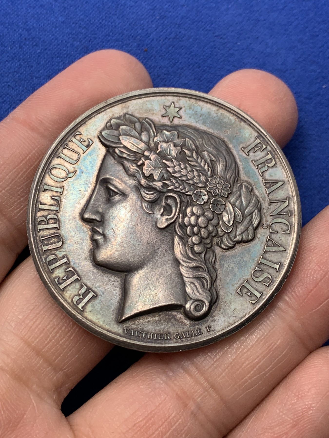 《竞宝斋》第249场-周日，周一 ，周二3场连拍 (全场包邮) 19世纪法国稻谷女神银章，直径45.7mm，约50.6克，边铭有银标