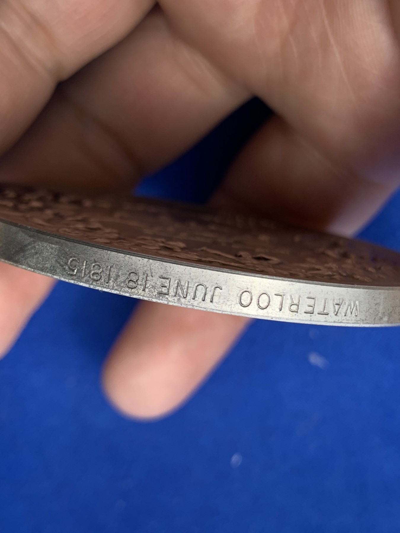 《竞宝斋》第249场-周日，周一 ，周二3场连拍 (全场包邮) 1972 英国滑铁卢战役150周年纪念银章（原盒），直径63.8mm，约124.2克