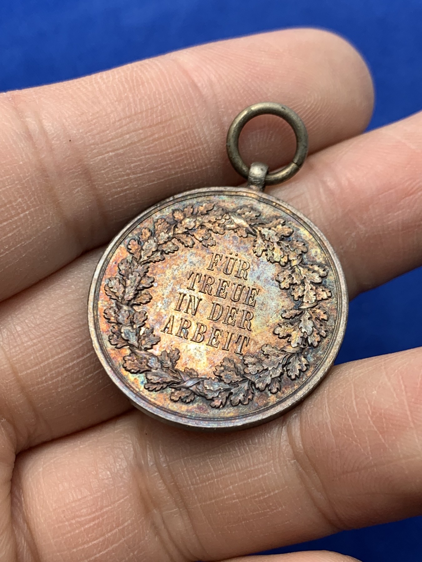 《竞宝斋》第249场-周日，周一 ，周二3场连拍 (全场包邮) 20世纪初德国萨克森忠诚银章（吊环），直径28mm，约12.2克，彩色包浆