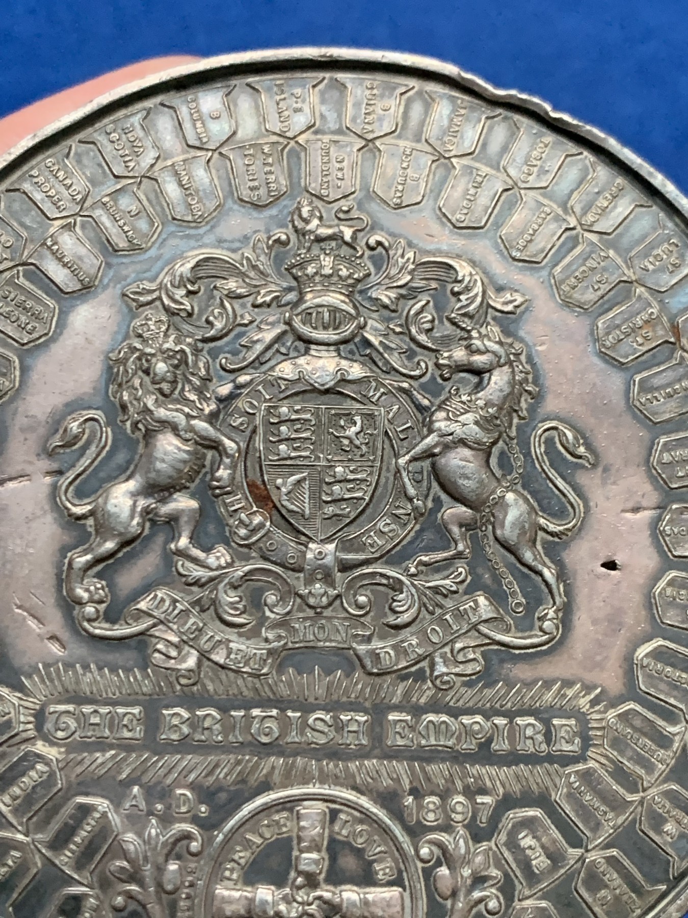 《竞宝斋》第249场-周日，周一 ，周二3场连拍 (全场包邮) 1897 英国维多利亚登基60周年白色金属章，直径76.4mm，约101克