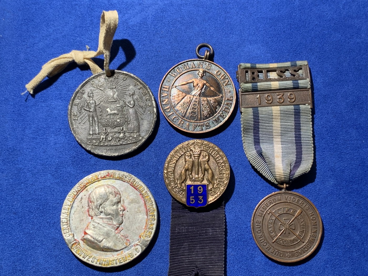 《竞宝斋》第249场-周日，周一 ，周二3场连拍 (全场包邮) 近现代欧洲章牌1#（5枚） 材质 年代 品种自辨 细节见图