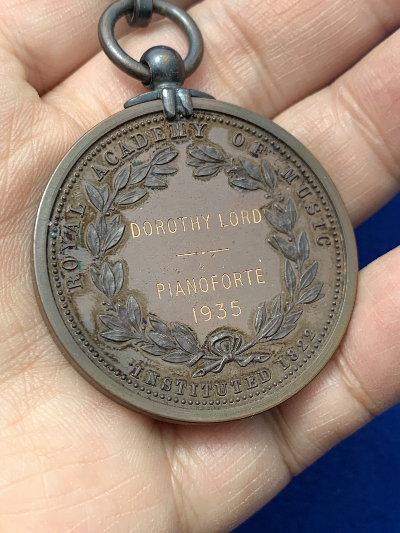 《竞宝斋》第249场-周日，周一 ，周二3场连拍 (全场包邮) 1935 英国皇家音乐学院铜章（原盒），直径40.6mm，约42克，带有横标的少见