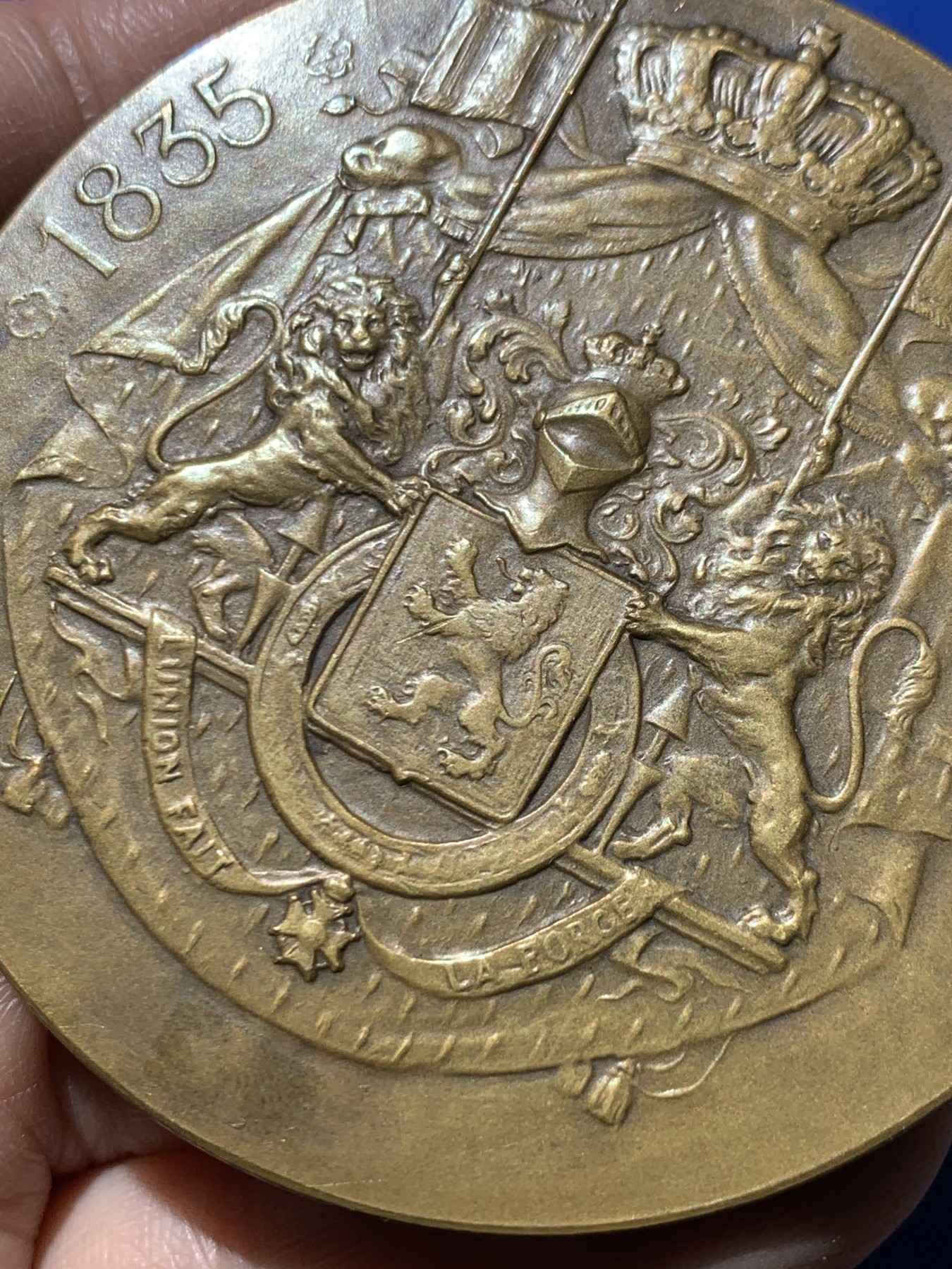 《竞宝斋》第249场-周日，周一 ，周二3场连拍 (全场包邮) 1910 比利时三代国王盾徽铜章，直径65.2mm，约105.3克