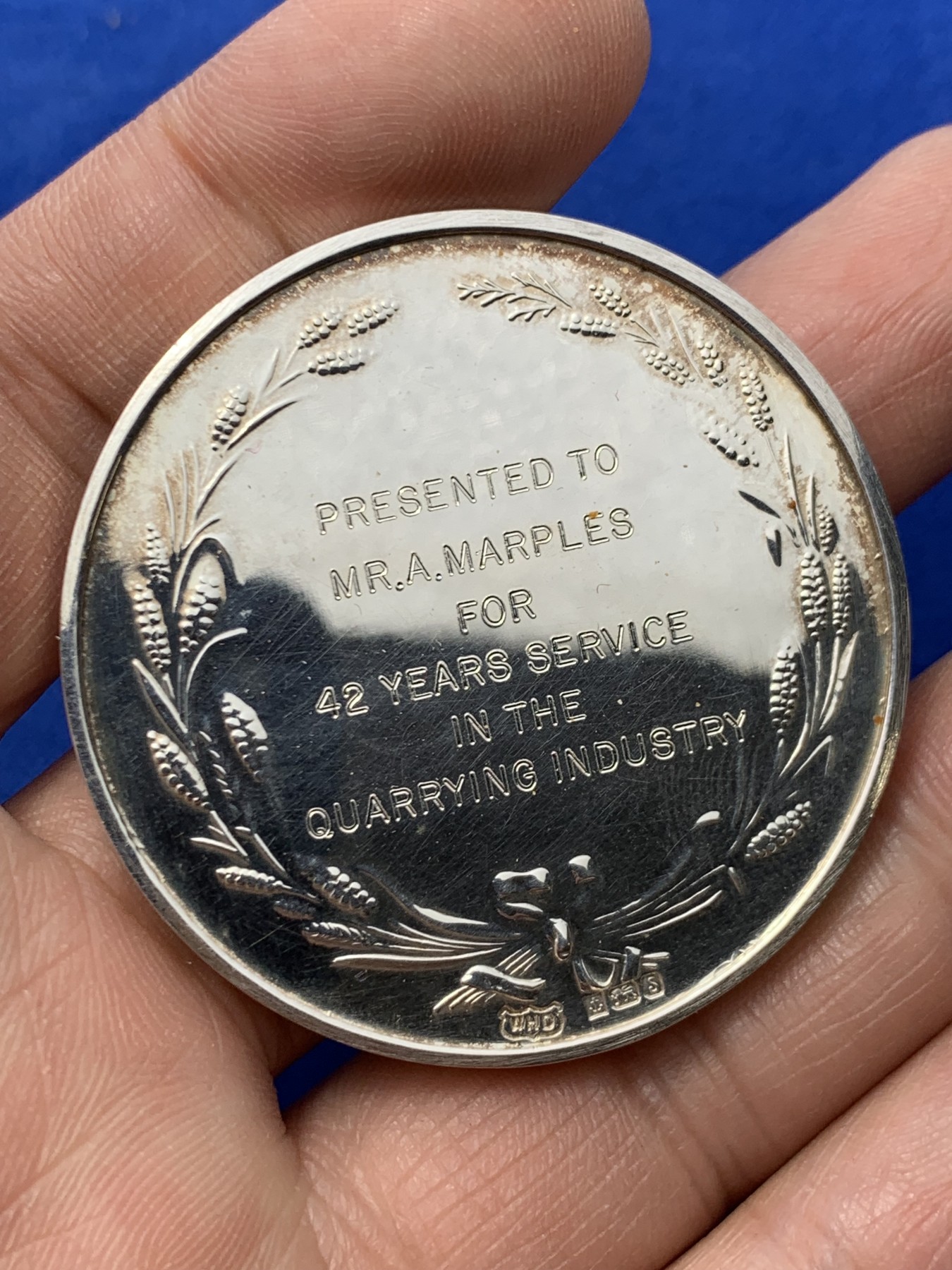 《竞宝斋》第249场-周日，周一 ，周二3场连拍 (全场包邮) 20世纪英国采矿协会银章（原盒），直径45.7mm，约49.5克