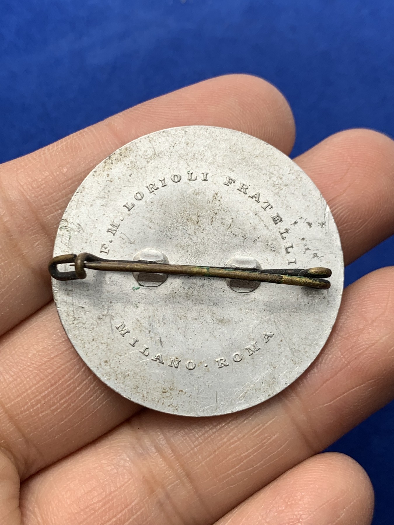 《竞宝斋》第249场-周日，周一 ，周二3场连拍 (全场包邮) 20世纪40年代意大利墨索里尼铝制胸针，直径38.3mm