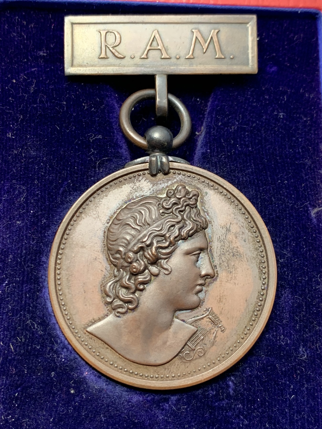 《竞宝斋》第249场-周日，周一 ，周二3场连拍 (全场包邮) 1935 英国皇家音乐学院铜章（原盒），直径40.6mm，约42克，带有横标的少见