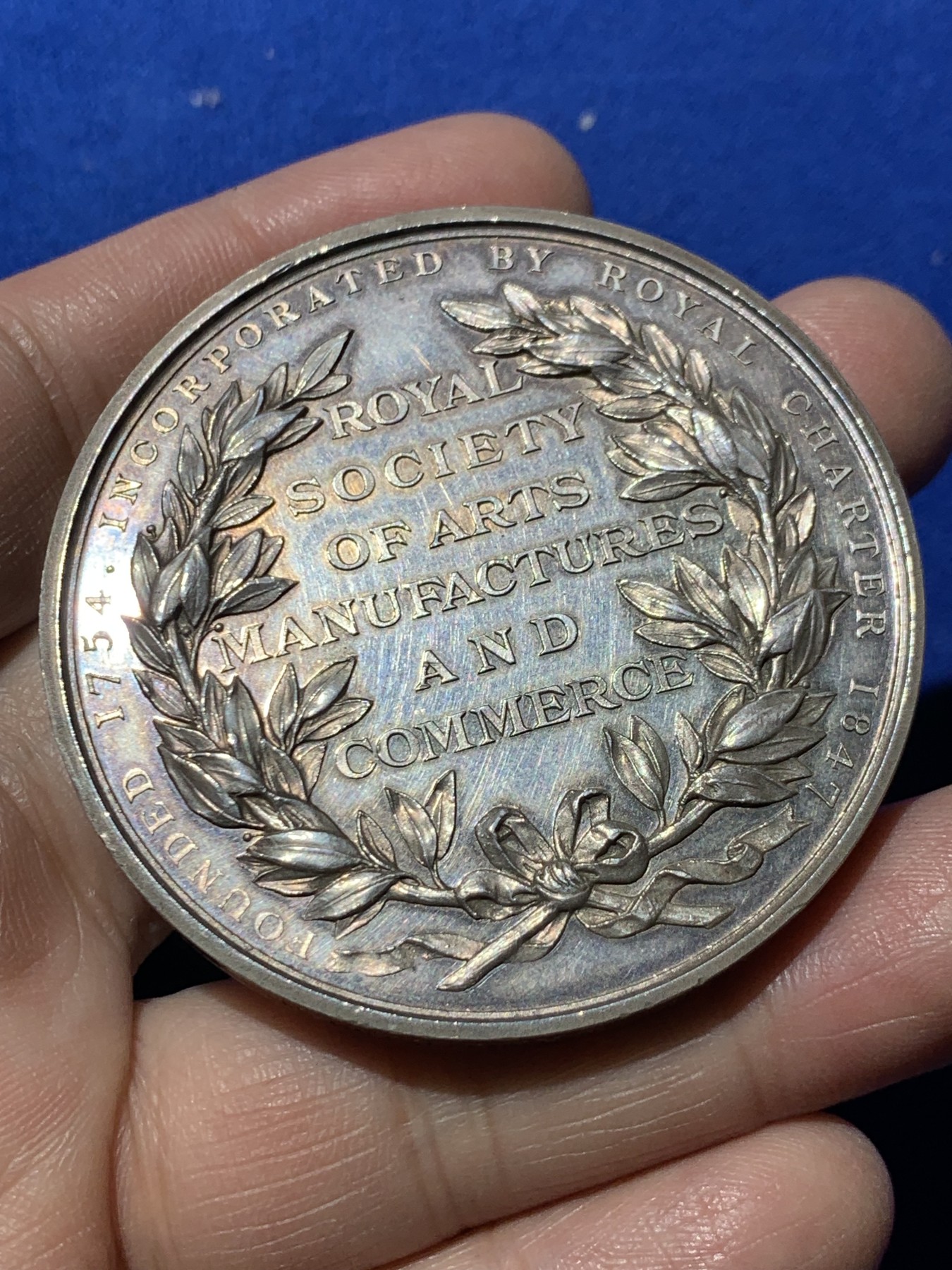 《竞宝斋》第249场-周日，周一 ，周二3场连拍 (全场包邮) 1925 英国皇家艺术学会银章（原盒），直径55.7mm，约90.6克