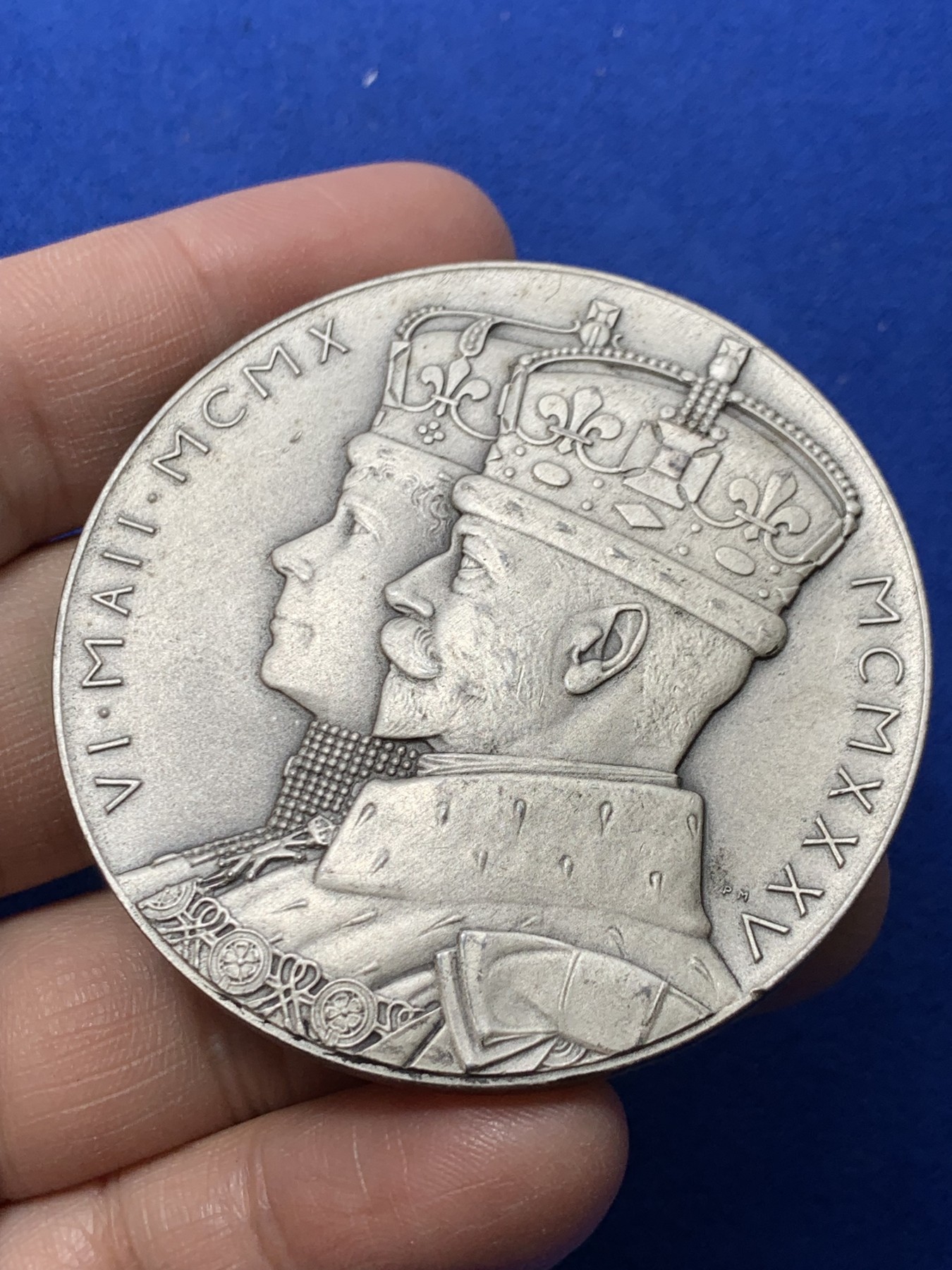 《竞宝斋》第249场-周日，周一 ，周二3场连拍 (全场包邮) 1935 英国乔治五世登基25周年大银章，直径57mm，约83.9克