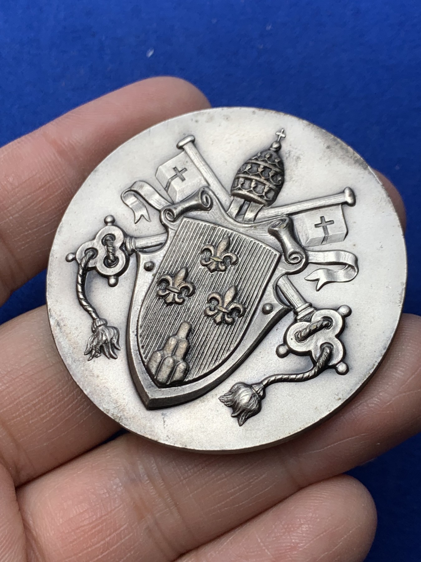 《竞宝斋》第249场-周日，周一 ，周二3场连拍 (全场包邮) 1966 梵蒂冈教皇保罗六世镀银铜章，直径49.9mm，约52.7克，高浮雕