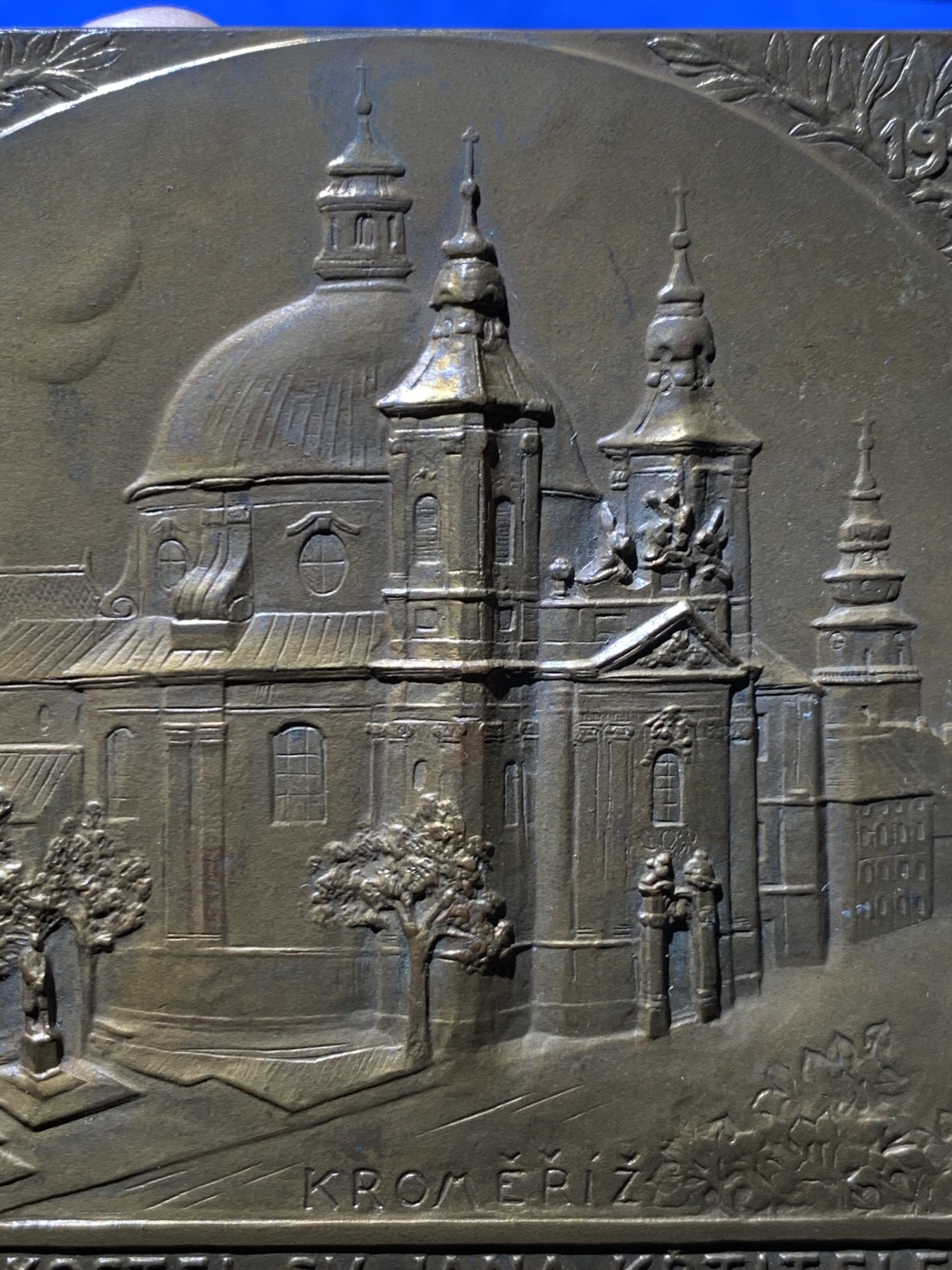 《竞宝斋》第249场-周日，周一 ，周二3场连拍 (全场包邮) 1948 捷克克罗梅日什圣约翰教堂矩形大铜章，尺寸84*92.9mm，约329克，非常厚重
